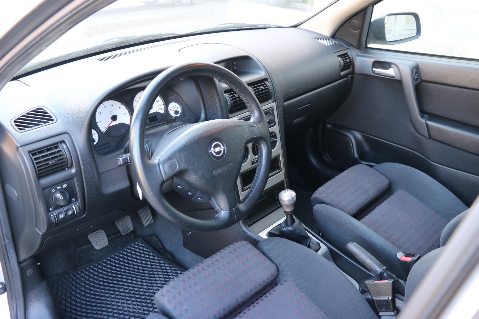 OPEL Astra Caravan 2.2i 16V Sport-image-12