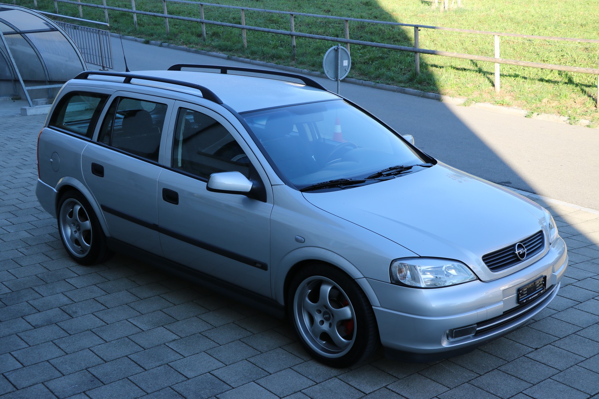 OPEL Astra Caravan 2.2i 16V Sport-image-1
