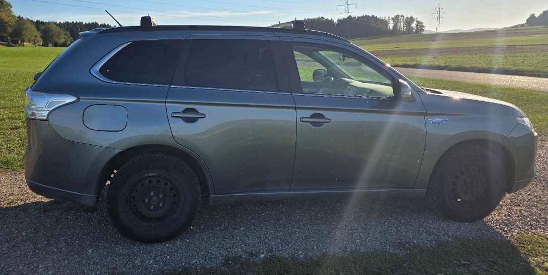 MITSUBISHI Outlander 2.0 PHEV Intense-image-1
