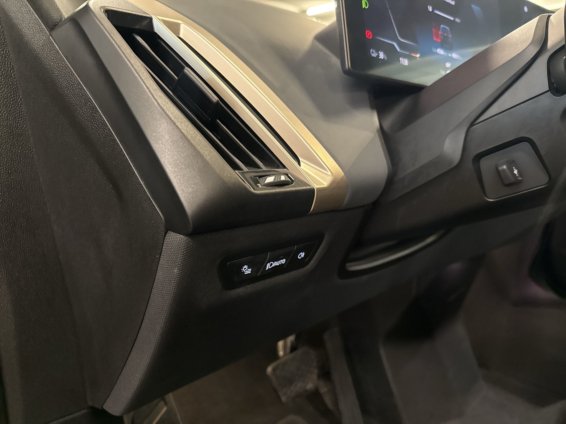 BMW iX xDrive40-image-19