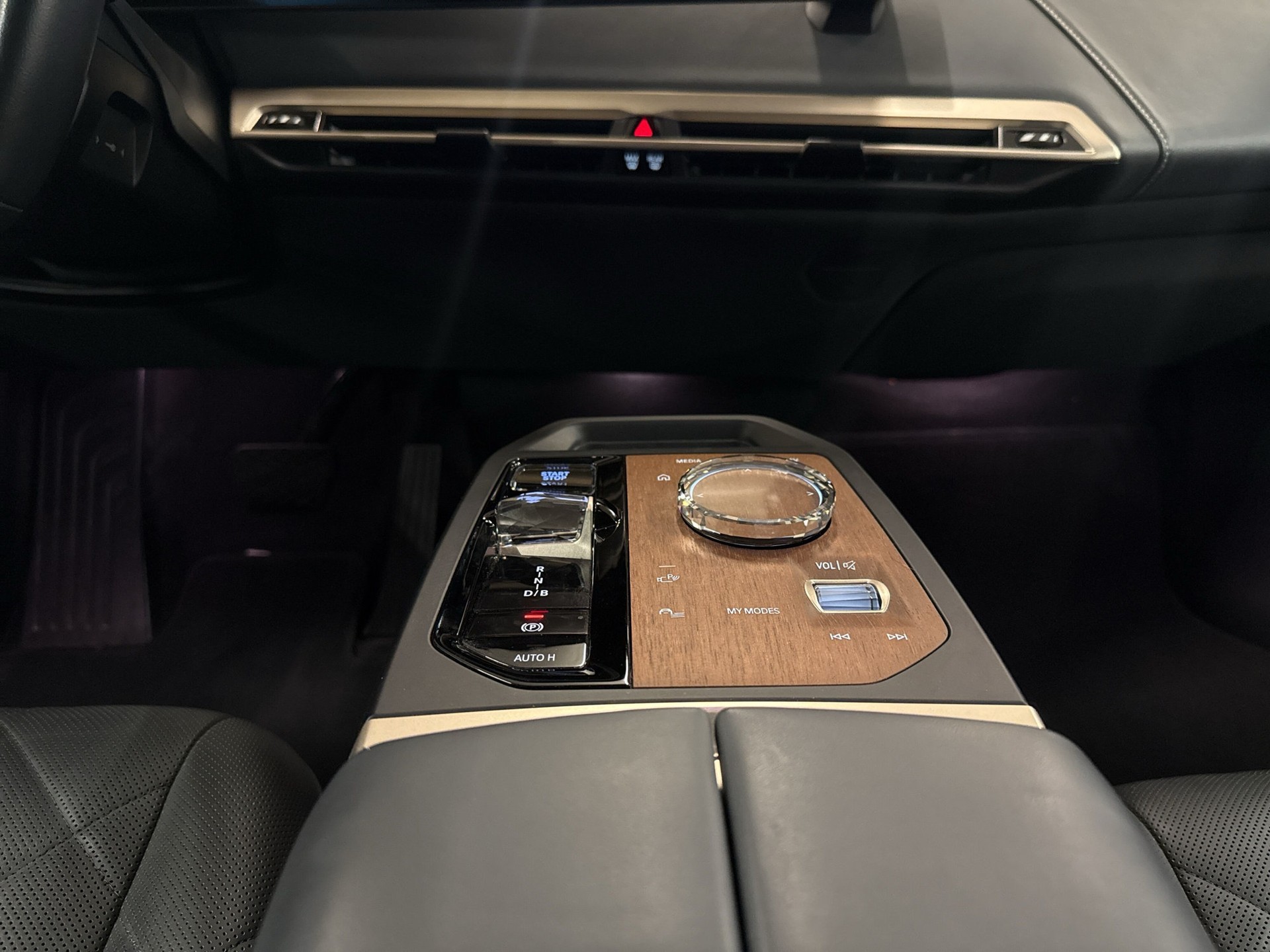 BMW iX xDrive40-image-12