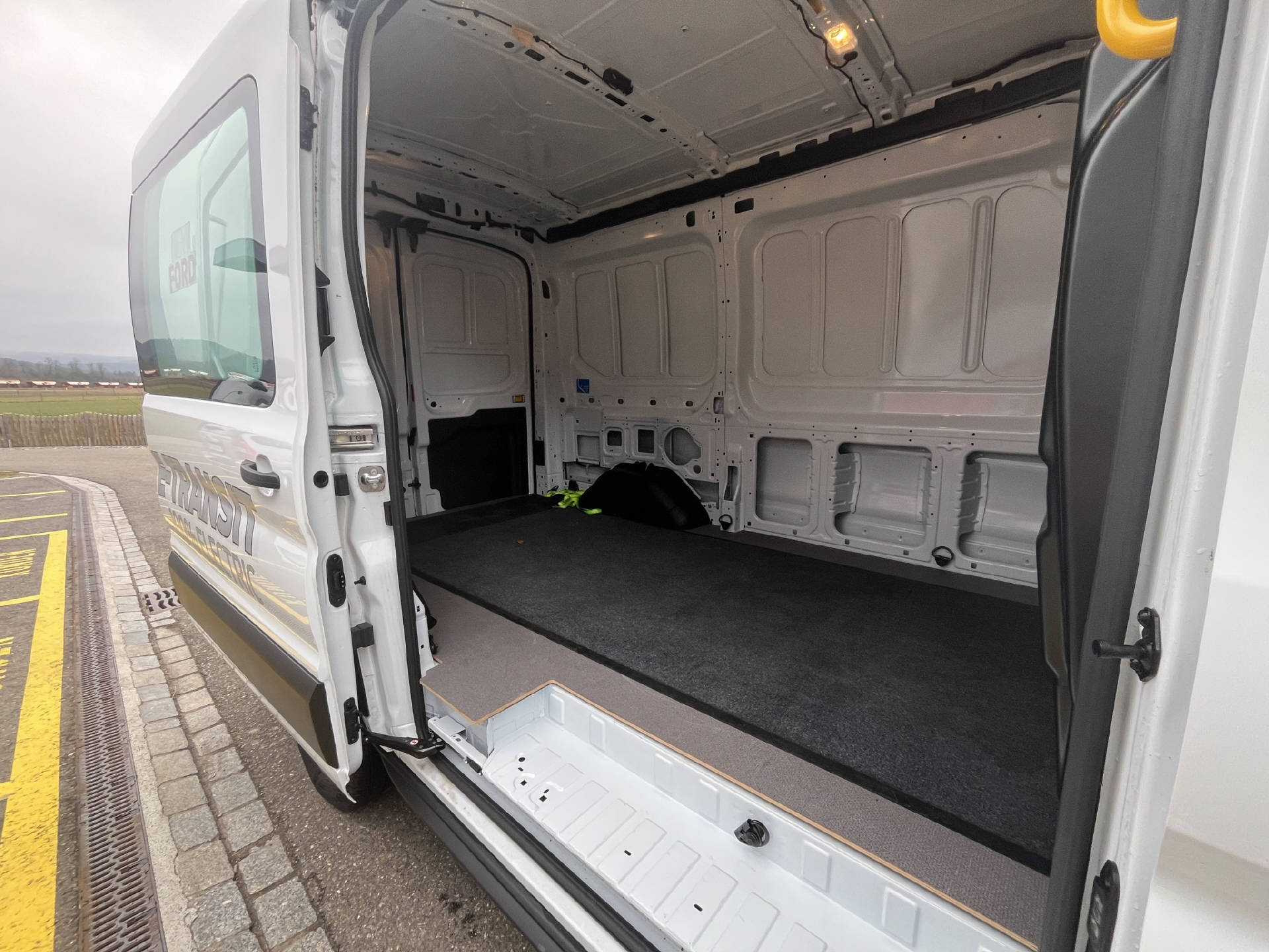 FORD E-Transit Van 350 L2H2 67kWh Trend-image-27