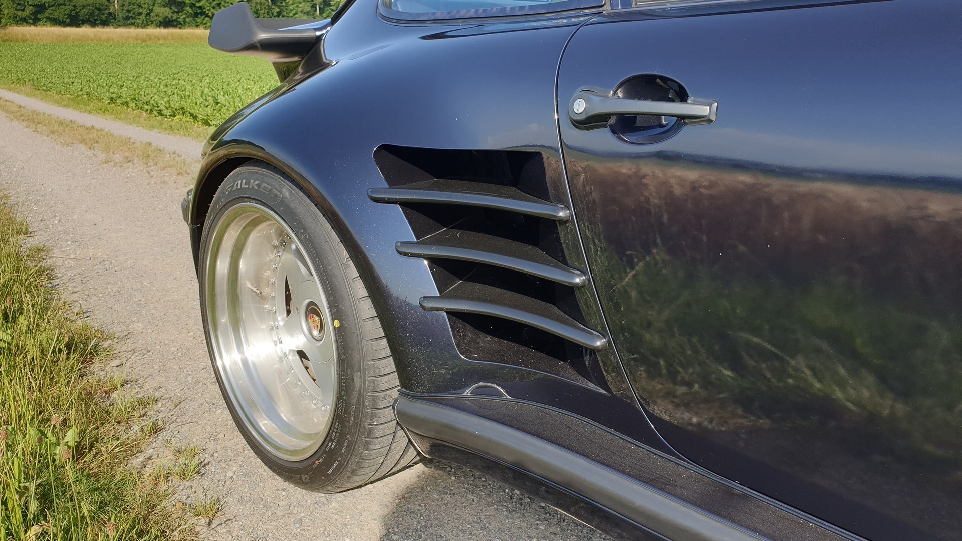 PORSCHE 911 Turbo 3.3-image-4