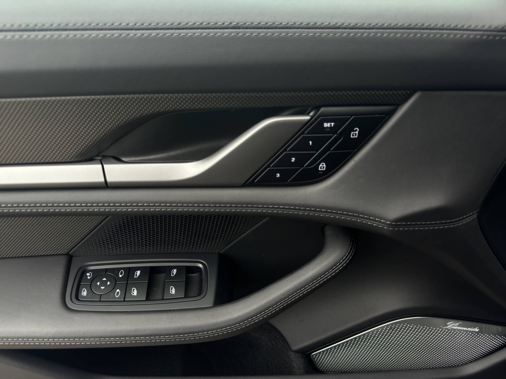 PORSCHE Taycan Turbo S-image-9