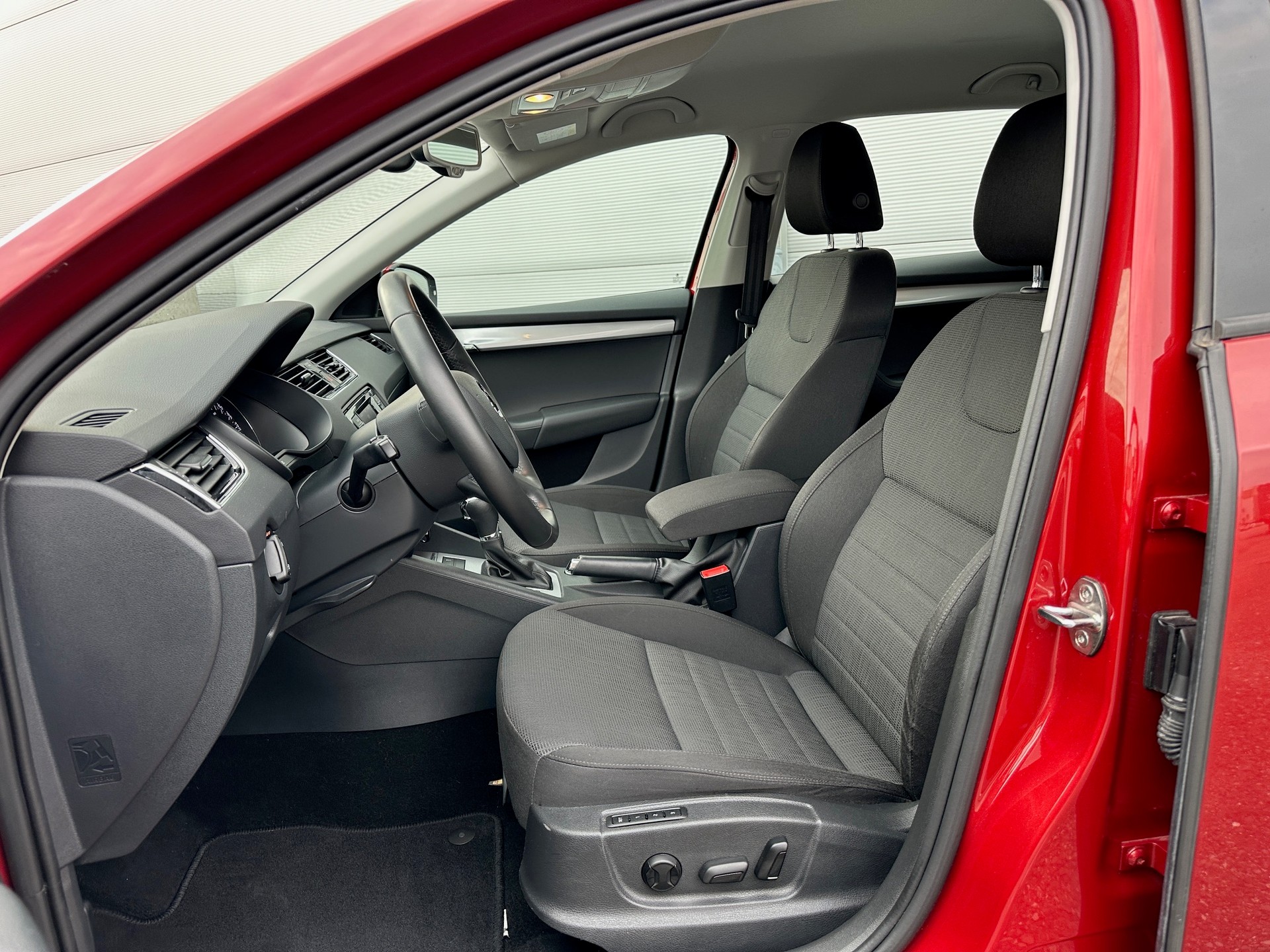 SKODA Octavia Combi 1.8 TSI Elegance 4x4 DSG-image-10