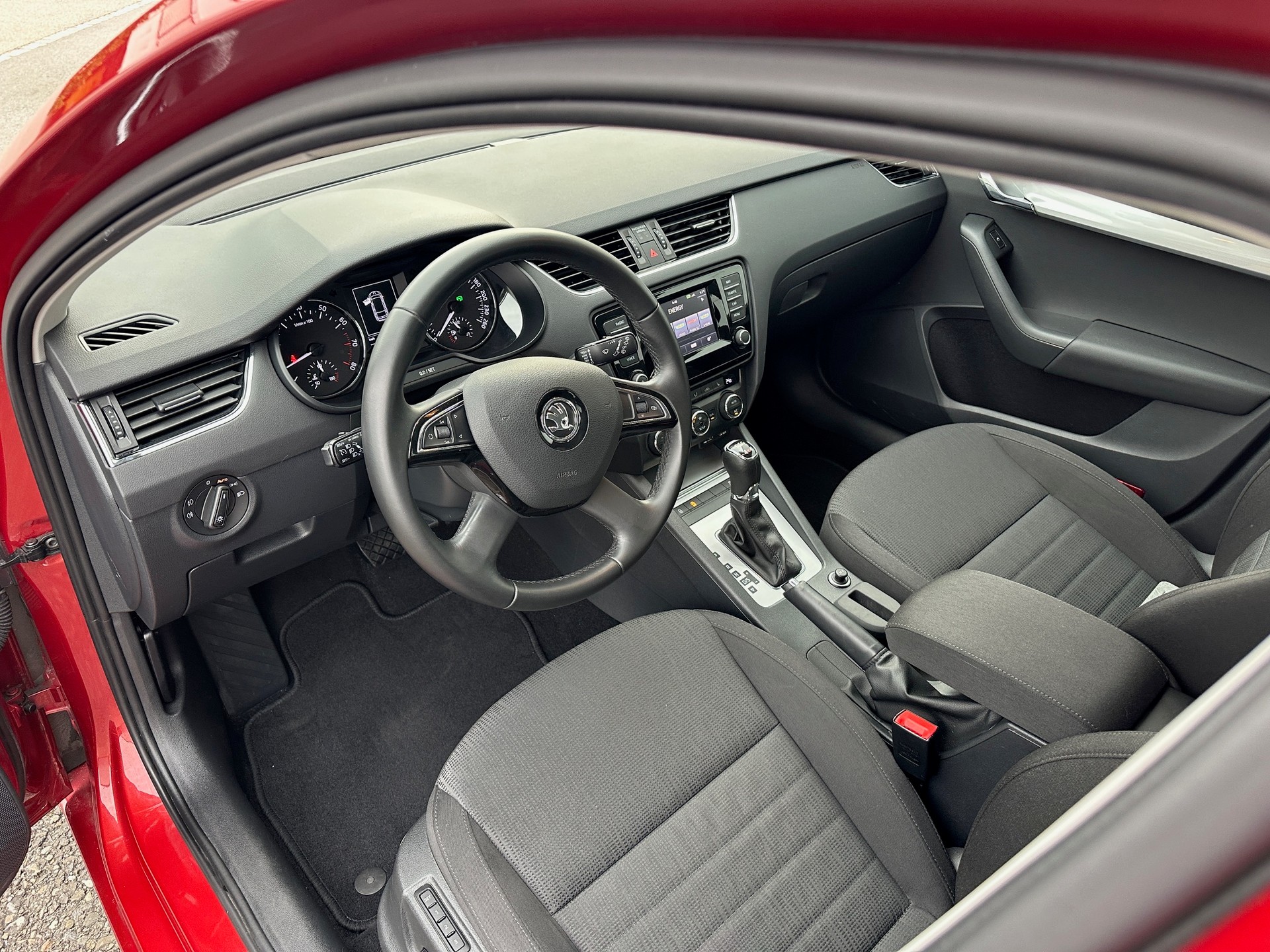 SKODA Octavia Combi 1.8 TSI Elegance 4x4 DSG-image-9