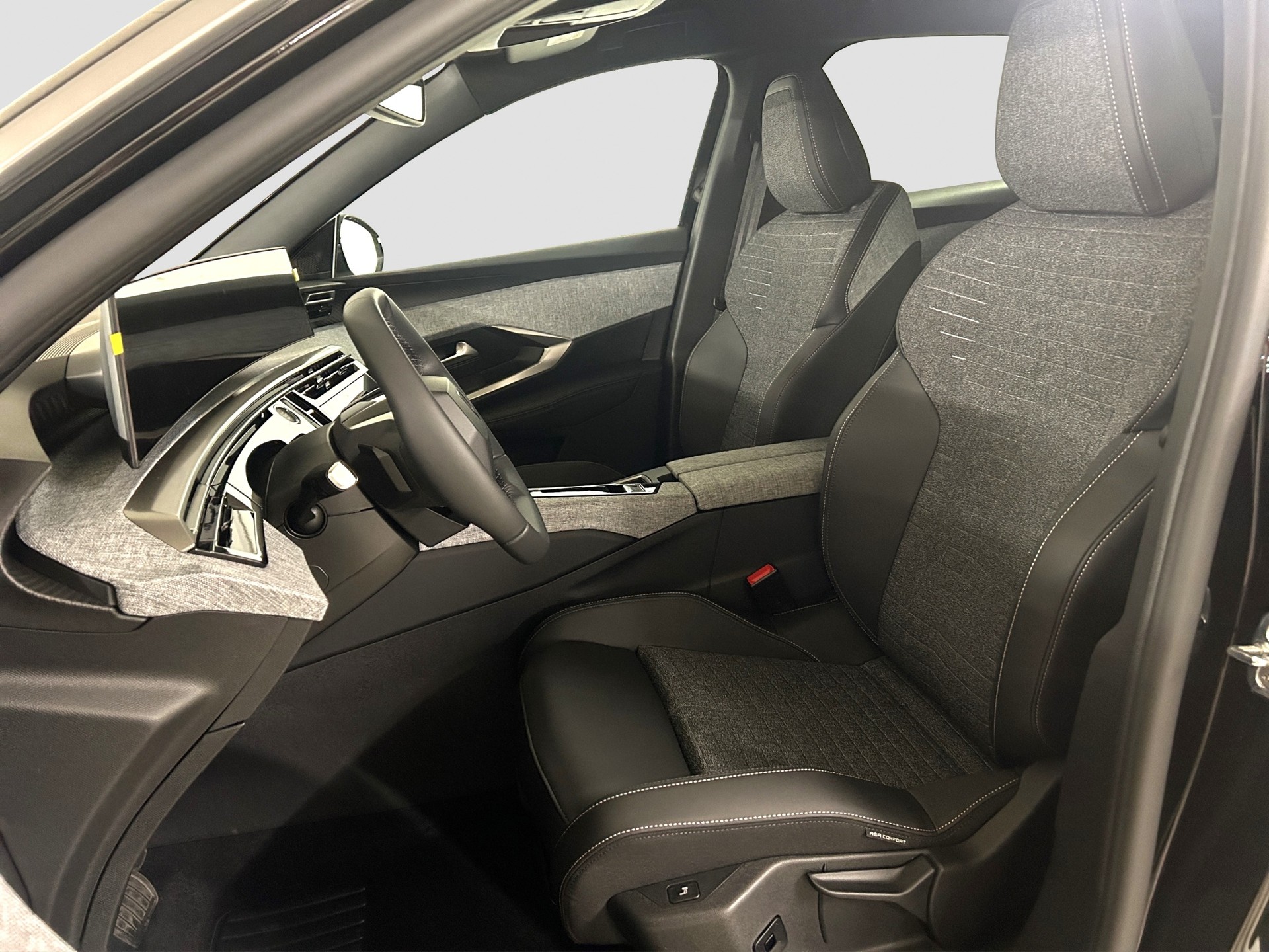PEUGEOT 3008 1.2 Hybrid Allure Premium-image-8