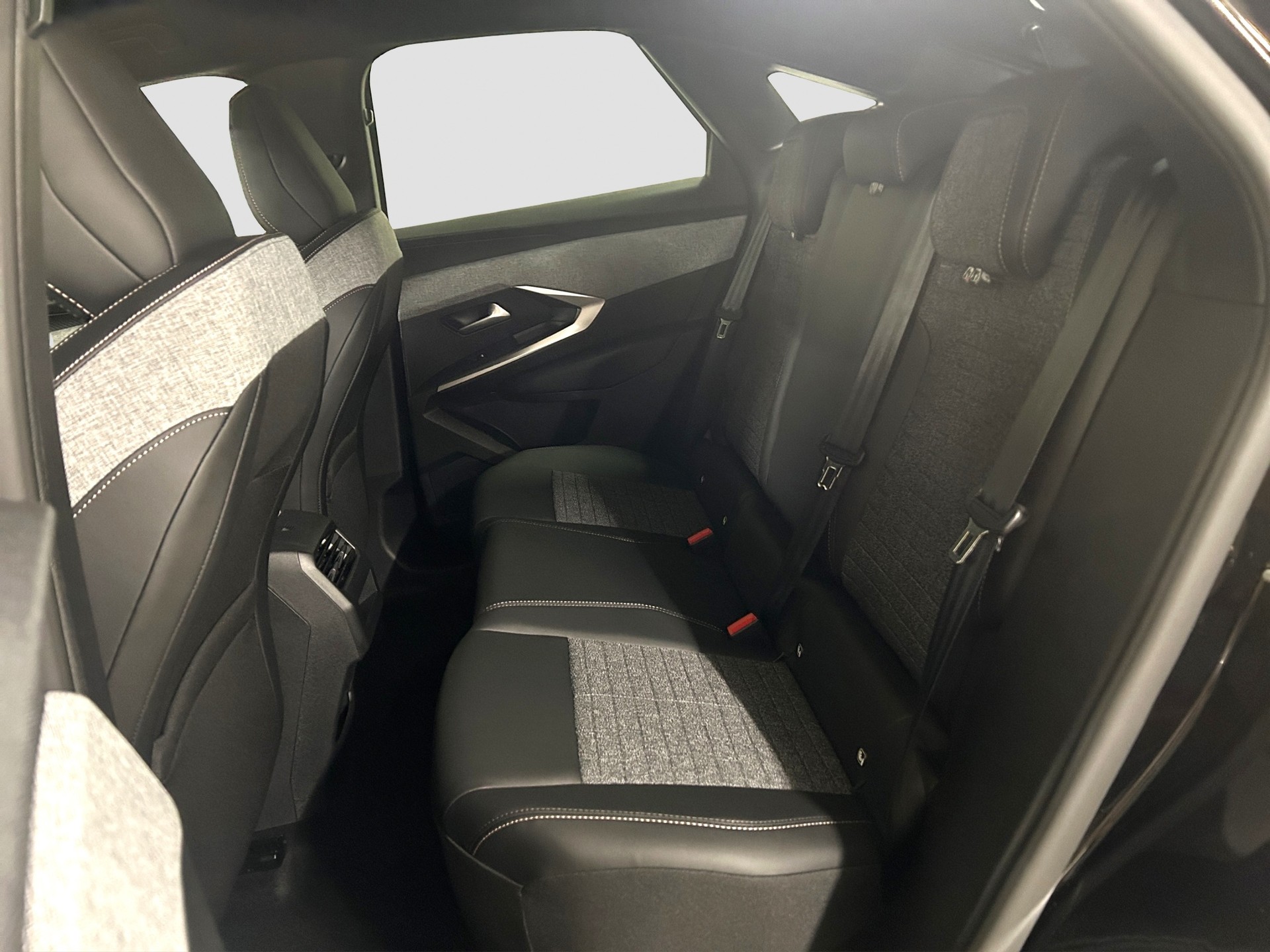 PEUGEOT 3008 1.2 Hybrid Allure Premium-image-14