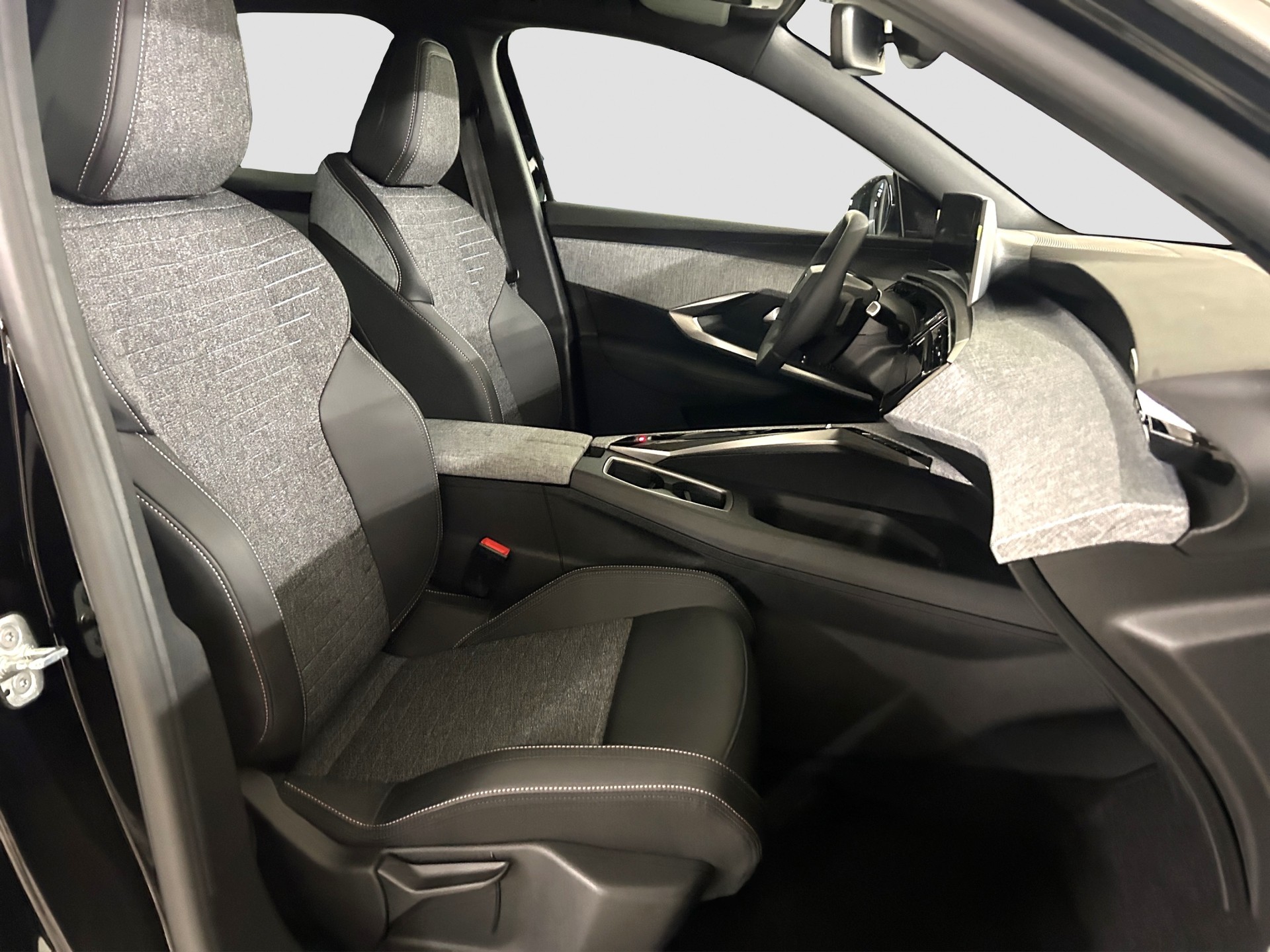 PEUGEOT 3008 1.2 Hybrid Allure Premium-image-9
