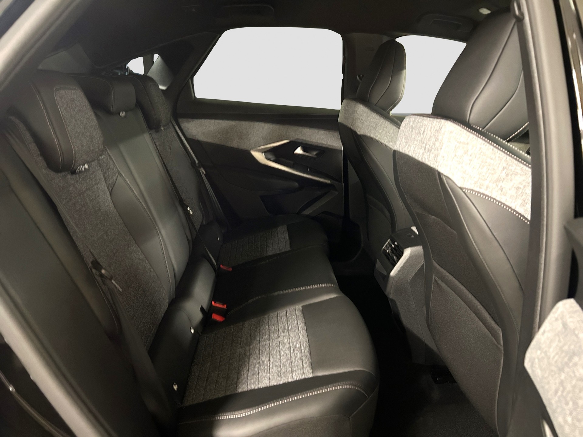 PEUGEOT 3008 1.2 Hybrid Allure Premium-image-13