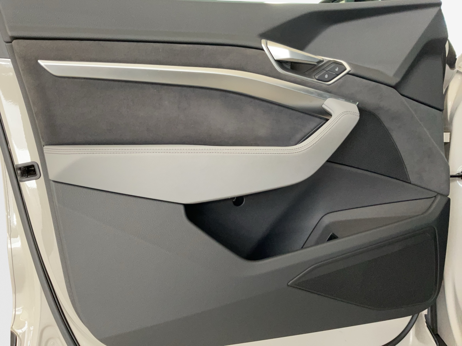 AUDI e-tron 55 Advanced quattro-image-14