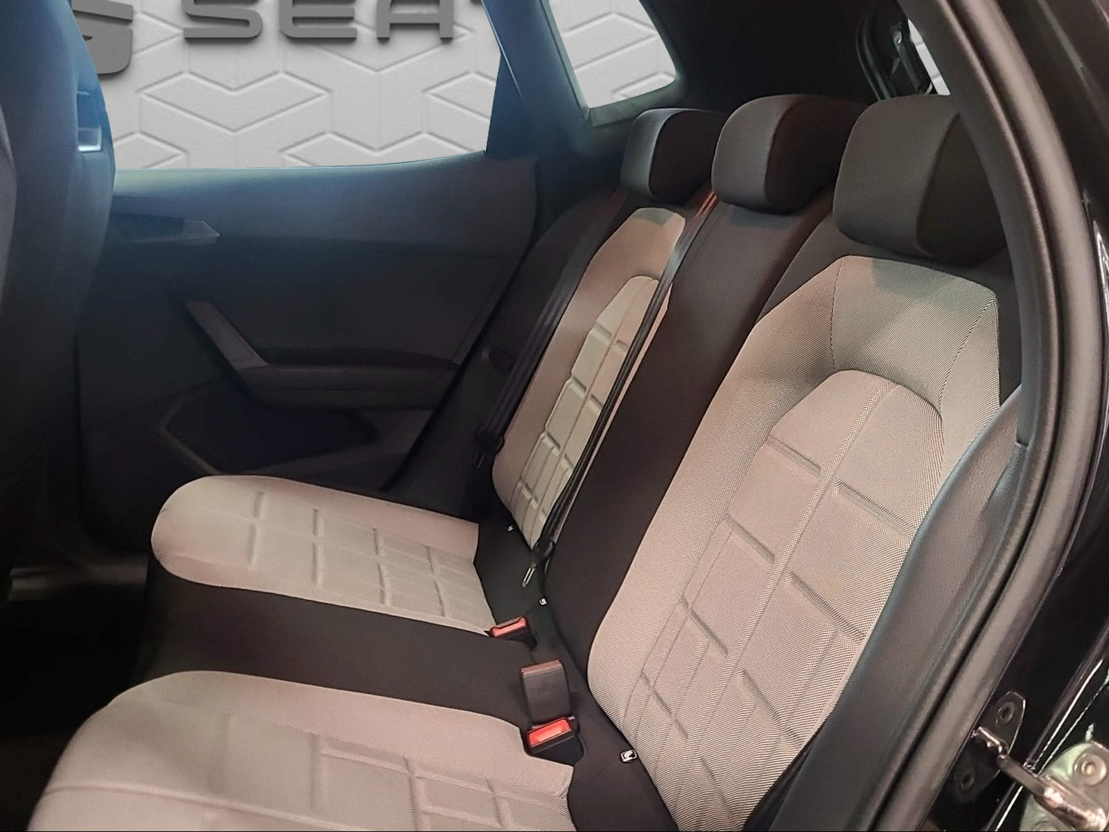 SEAT Arona 1.5 Eco TSI FR DSG-image-12