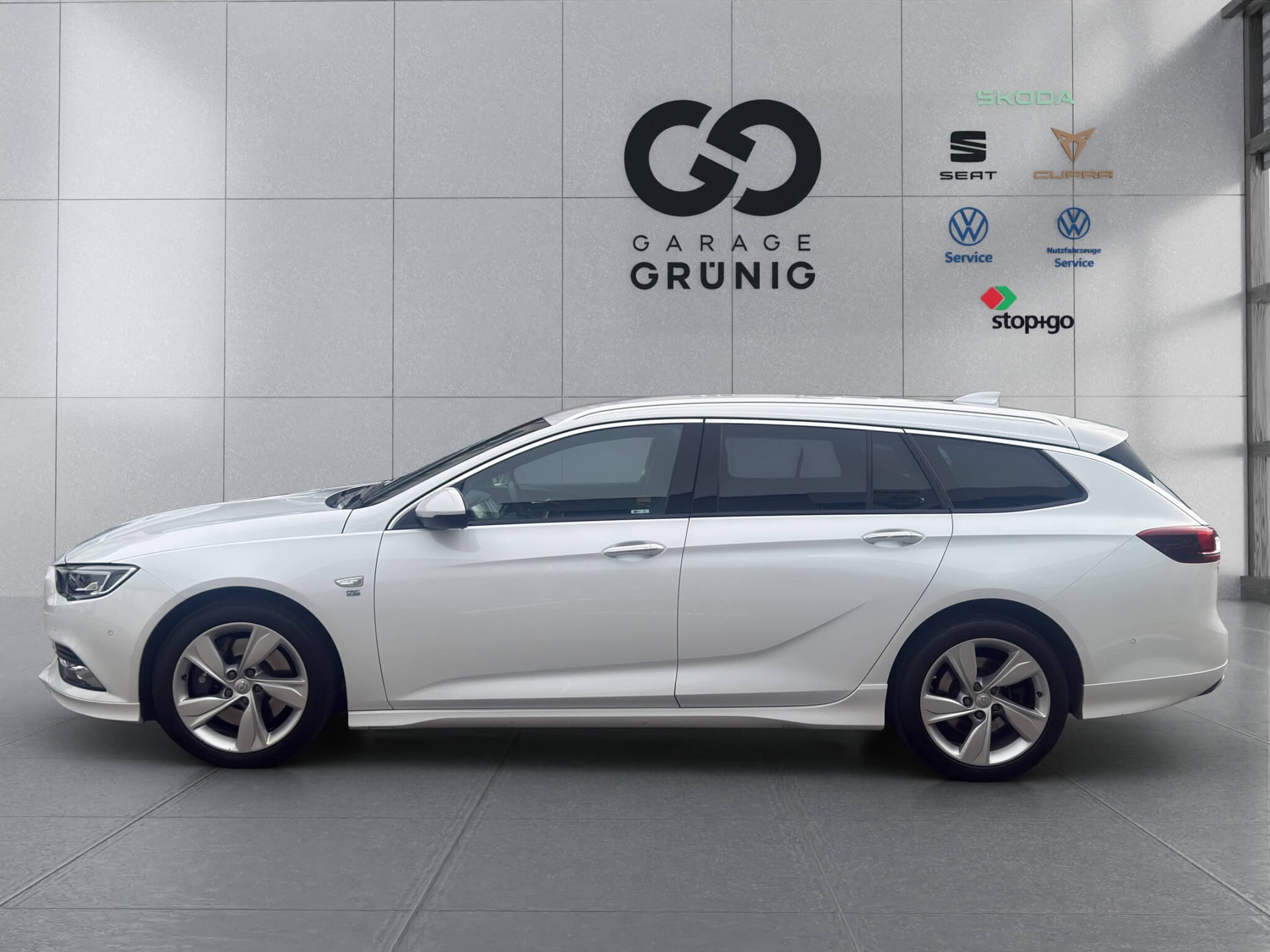 OPEL Insignia 2.0 T Sports Tourer Excellence 4WD Automat.-image-2