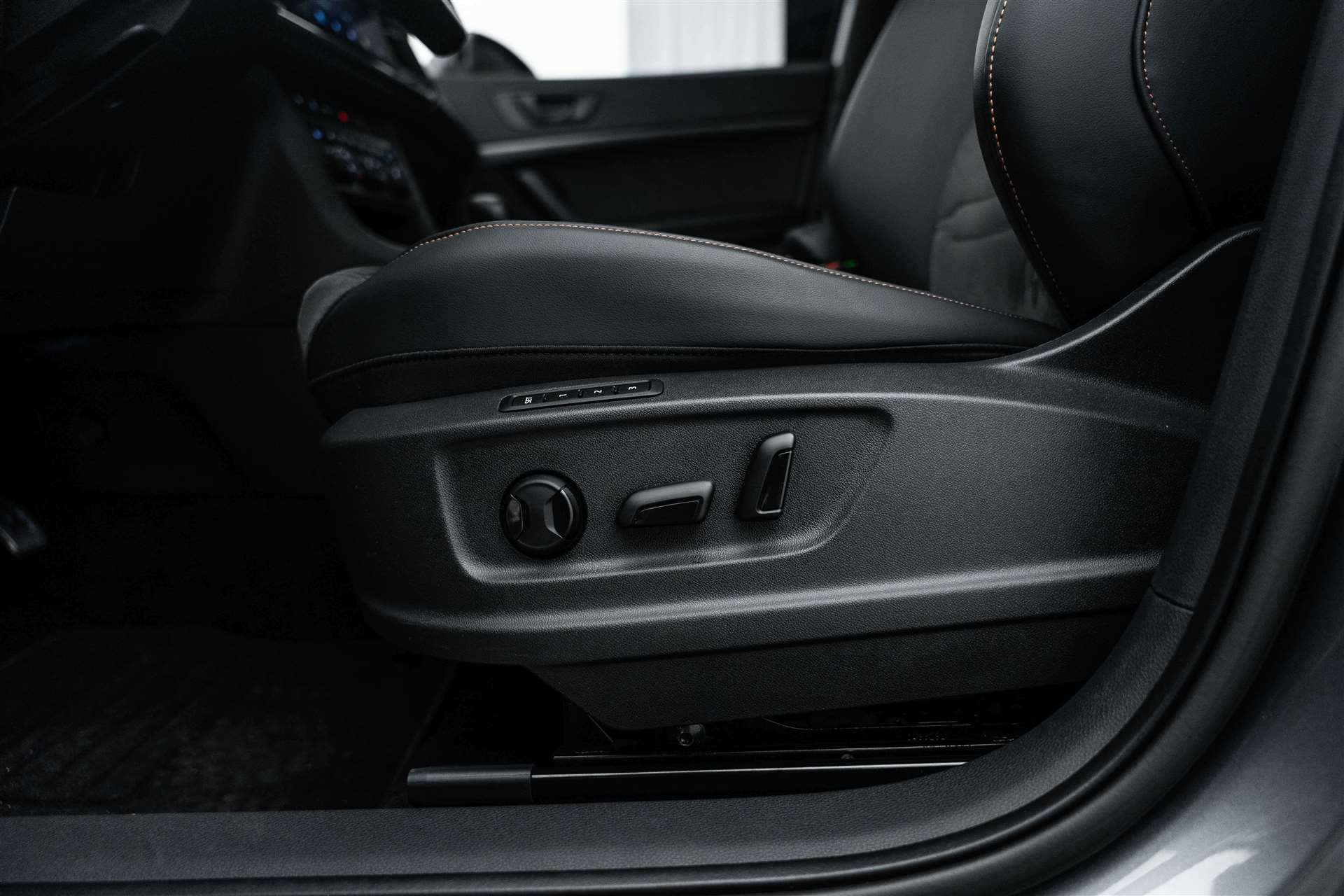 CUPRA Ateca 2.0TSI VZ 4Drive DSG 300PS AHK! Pano!-image-15