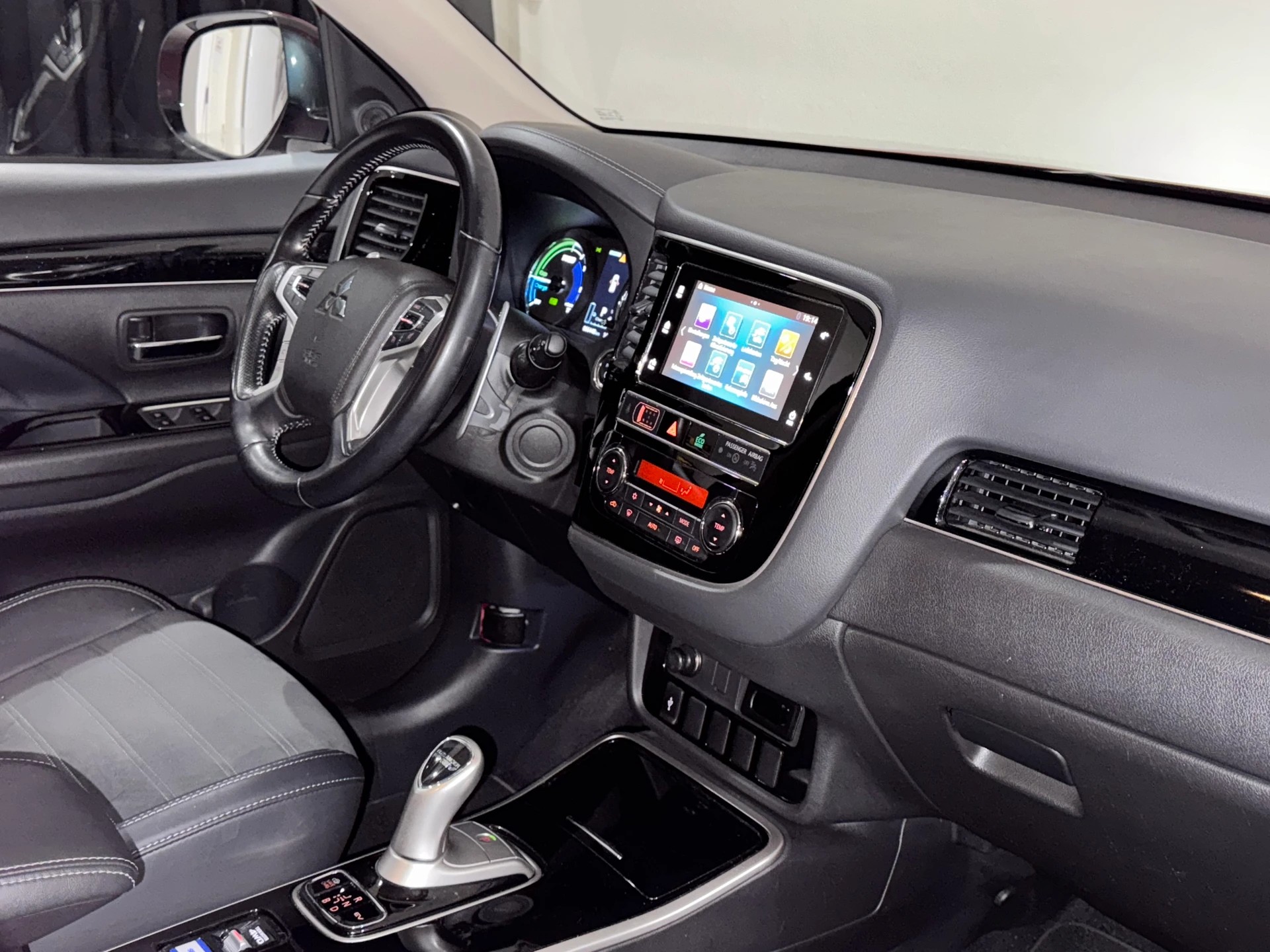 MITSUBISHI Outlander 2.4 PHEV Diamond 4WD Automatic-image-11