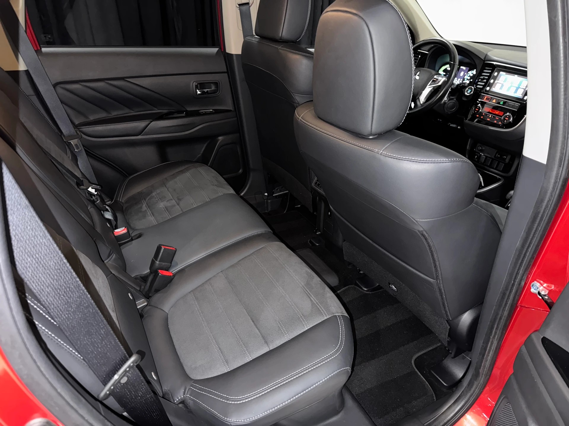 MITSUBISHI Outlander 2.4 PHEV Diamond 4WD Automatic-image-13