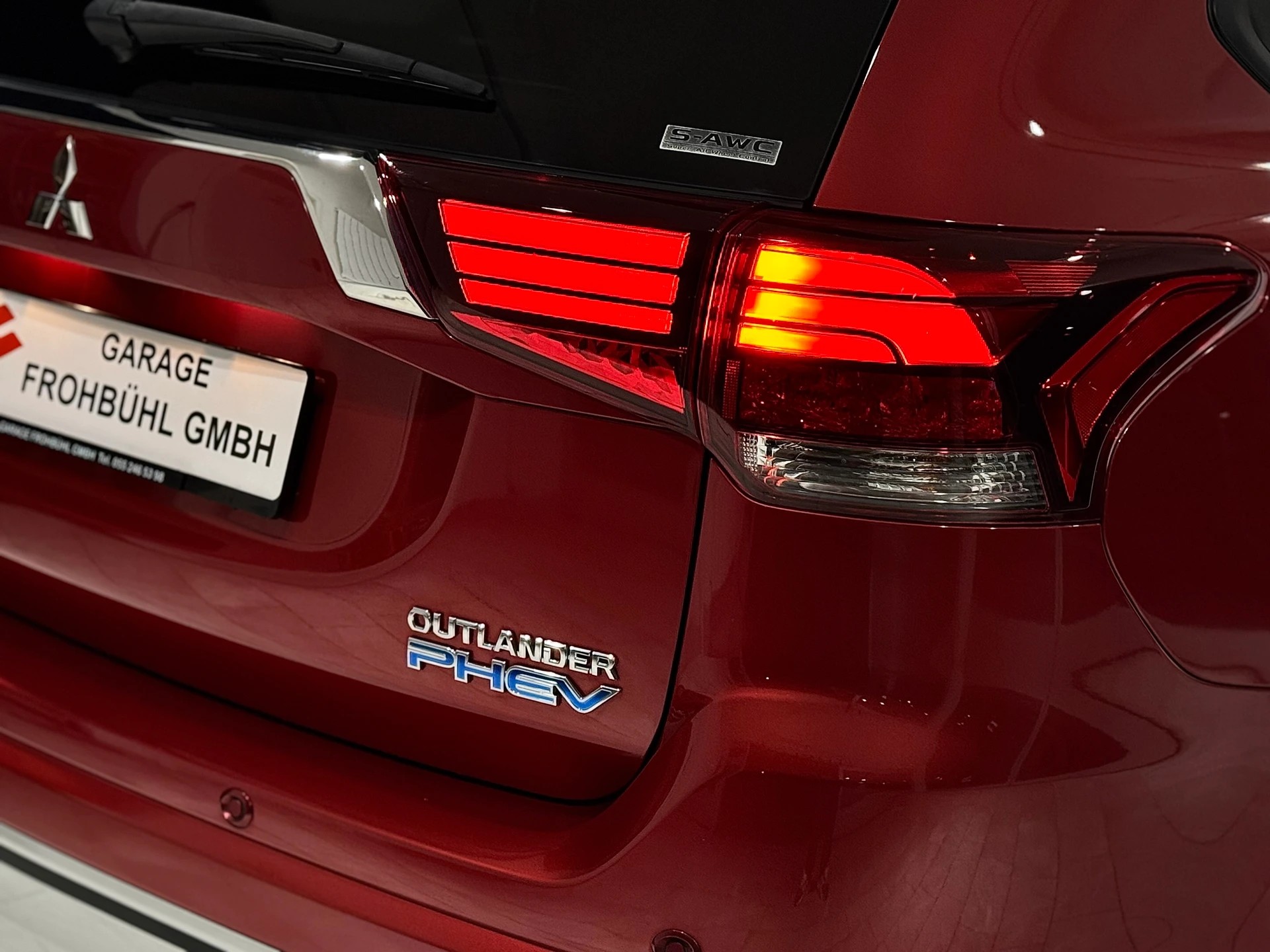 MITSUBISHI Outlander 2.4 PHEV Diamond 4WD Automatic-image-8