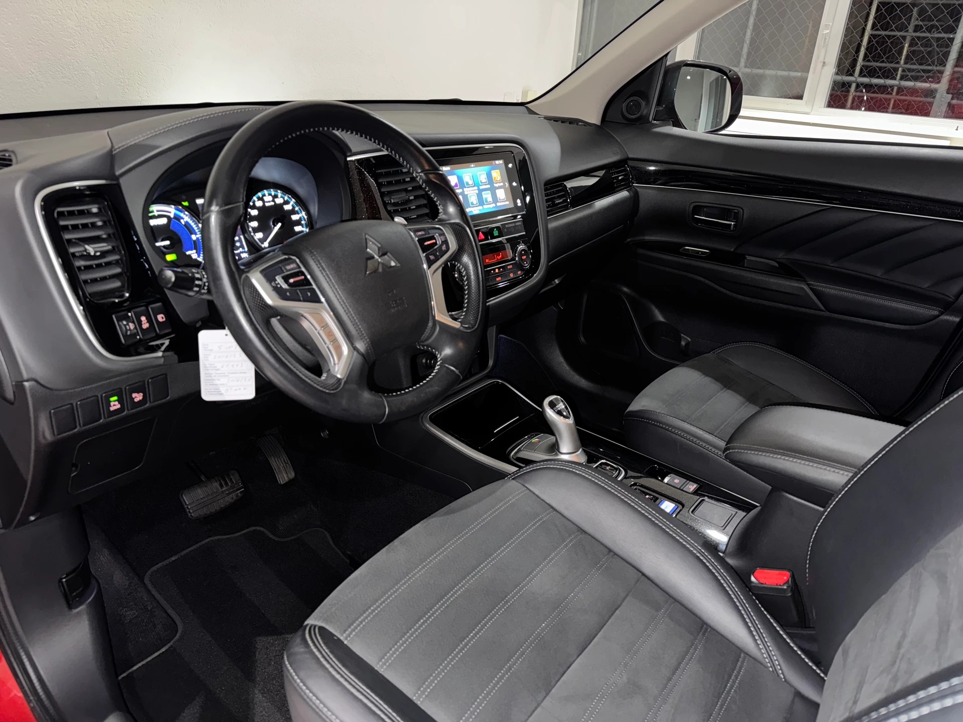 MITSUBISHI Outlander 2.4 PHEV Diamond 4WD Automatic-image-9