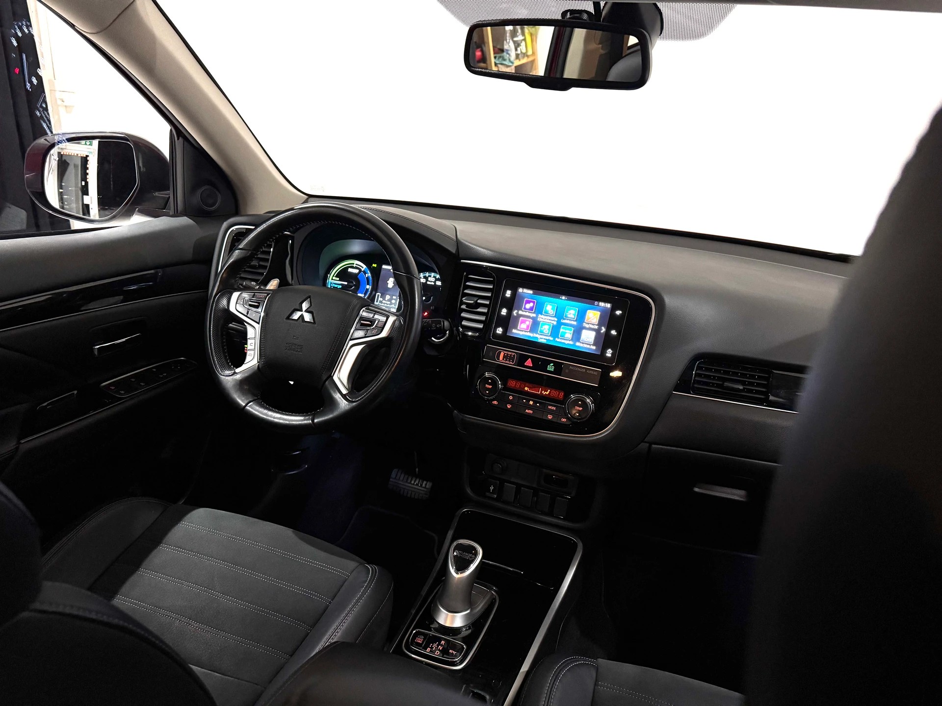 MITSUBISHI Outlander 2.4 PHEV Diamond 4WD Automatic-image-14