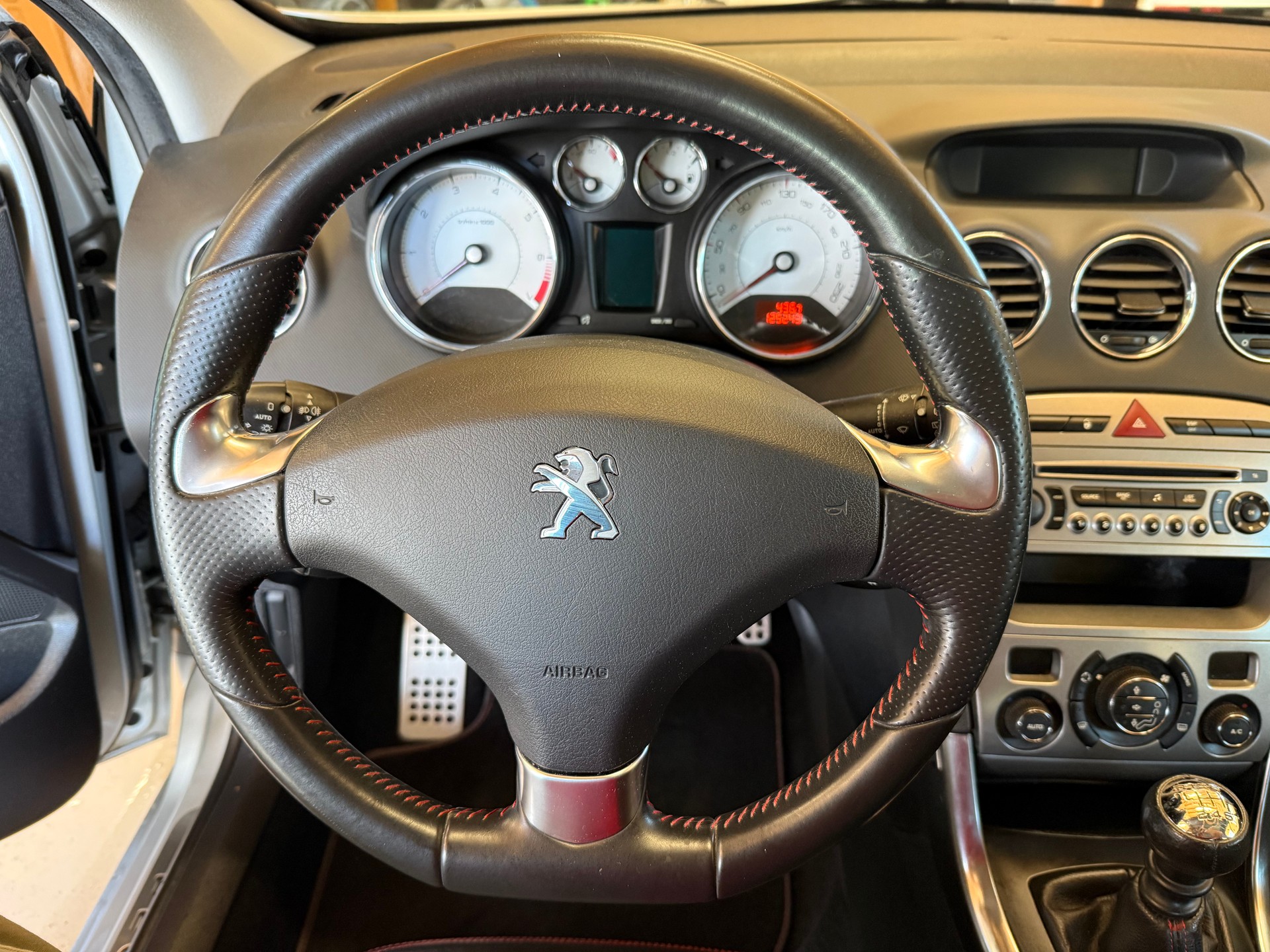 PEUGEOT 308 1.6 16V Turbo Swiss Edition-image-9