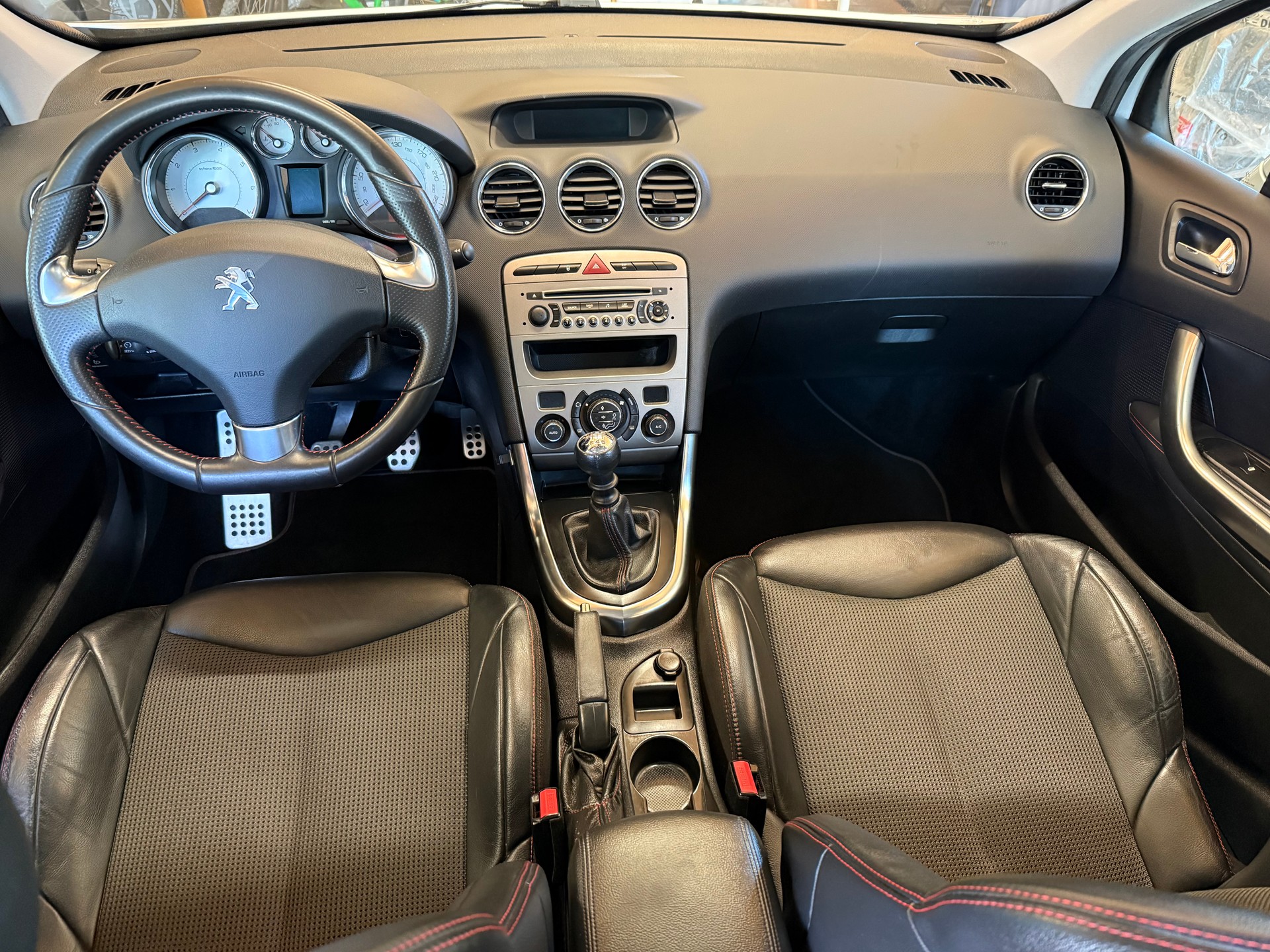 PEUGEOT 308 1.6 16V Turbo Swiss Edition-image-8