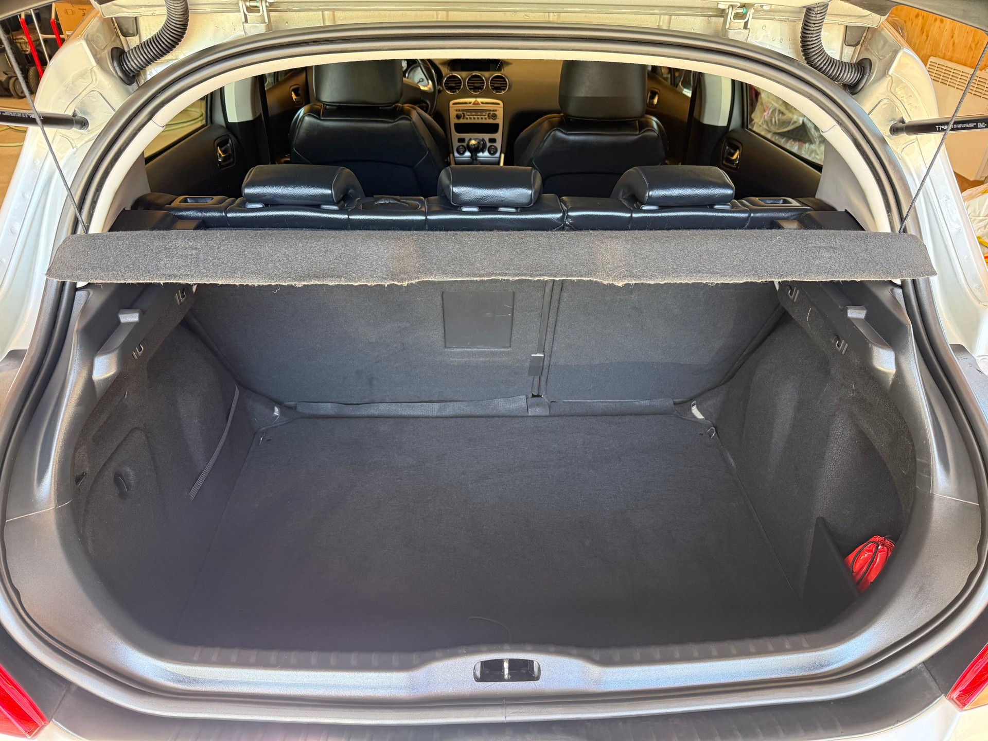 PEUGEOT 308 1.6 16V Turbo Swiss Edition-image-11
