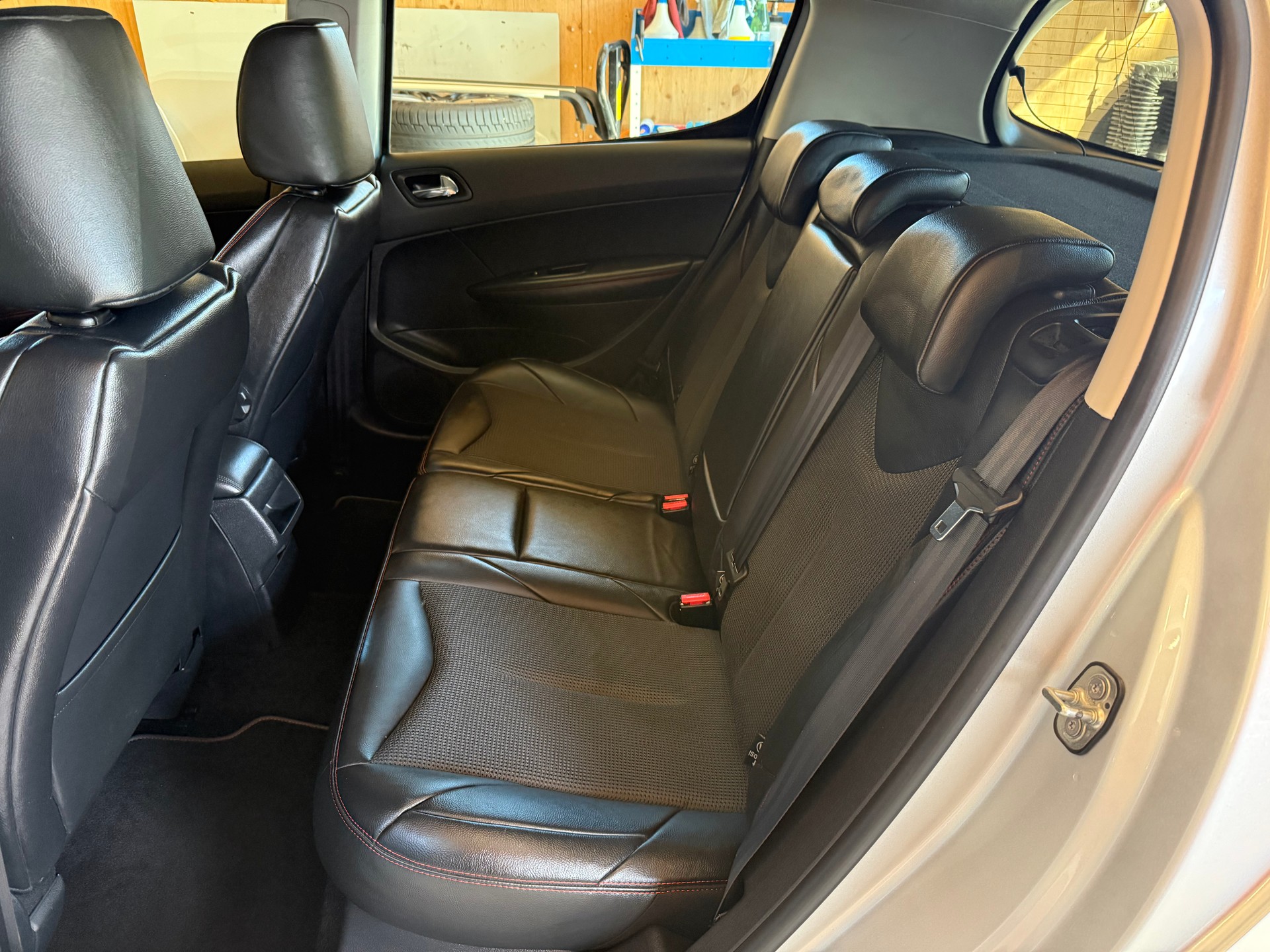 PEUGEOT 308 1.6 16V Turbo Swiss Edition-image-7