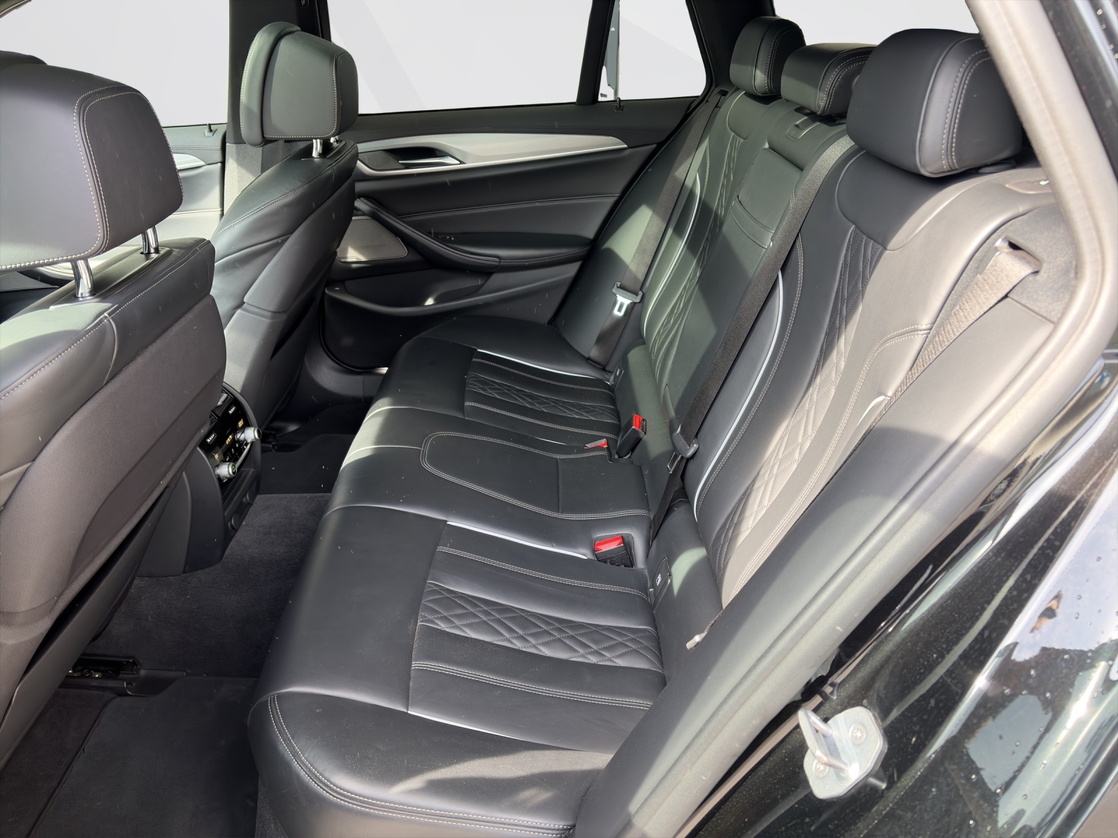 BMW 540i xDrive Touring-image-18