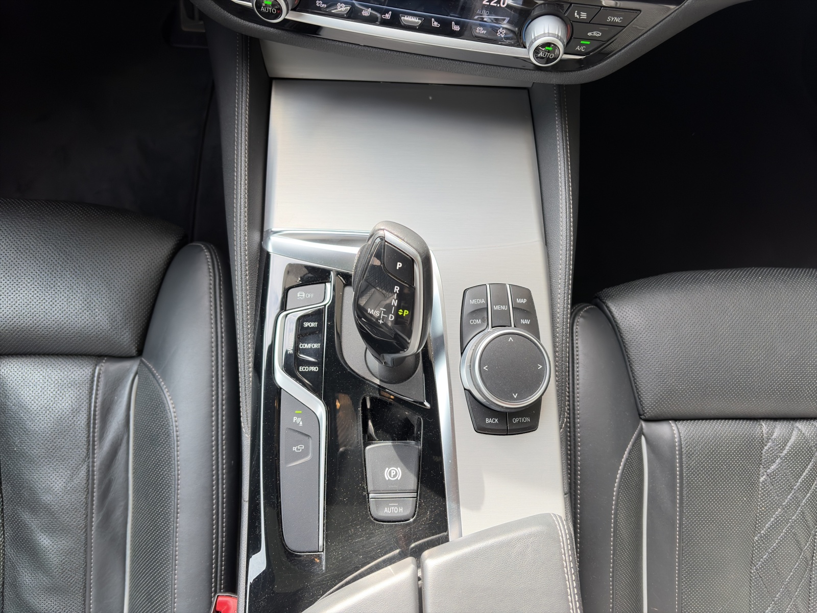 BMW 540i xDrive Touring-image-14