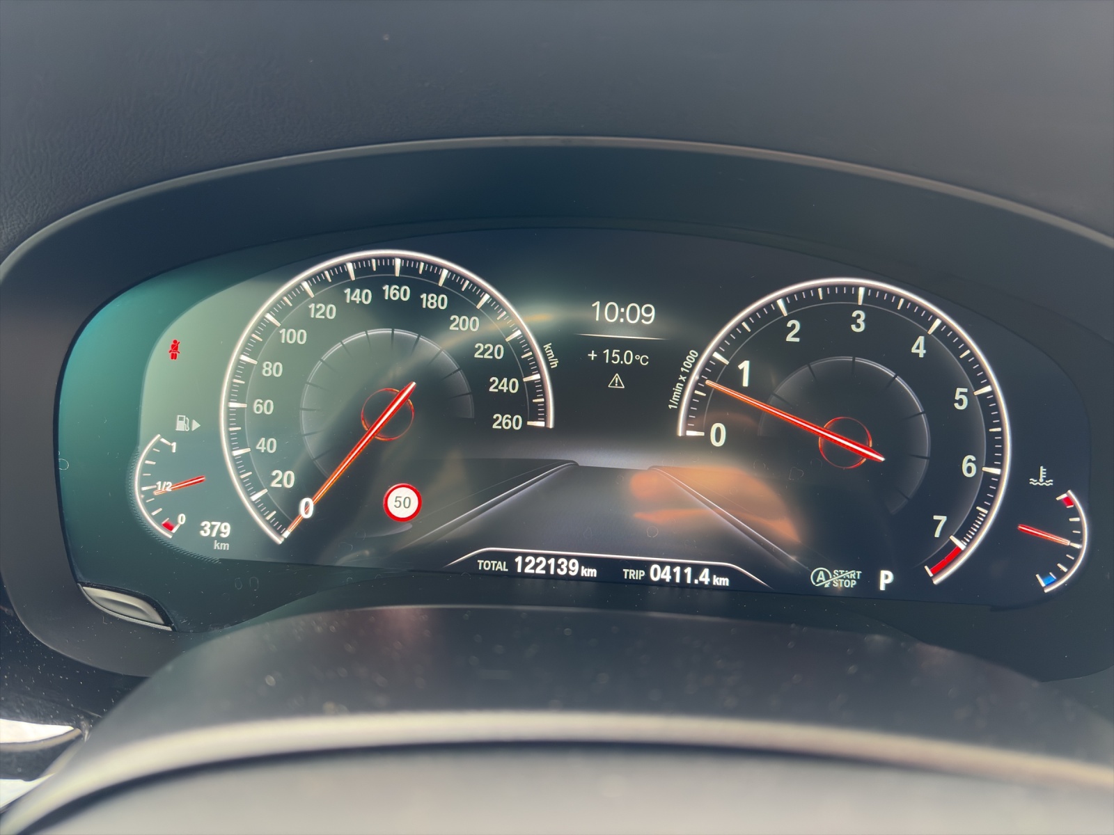 BMW 540i xDrive Touring-image-12