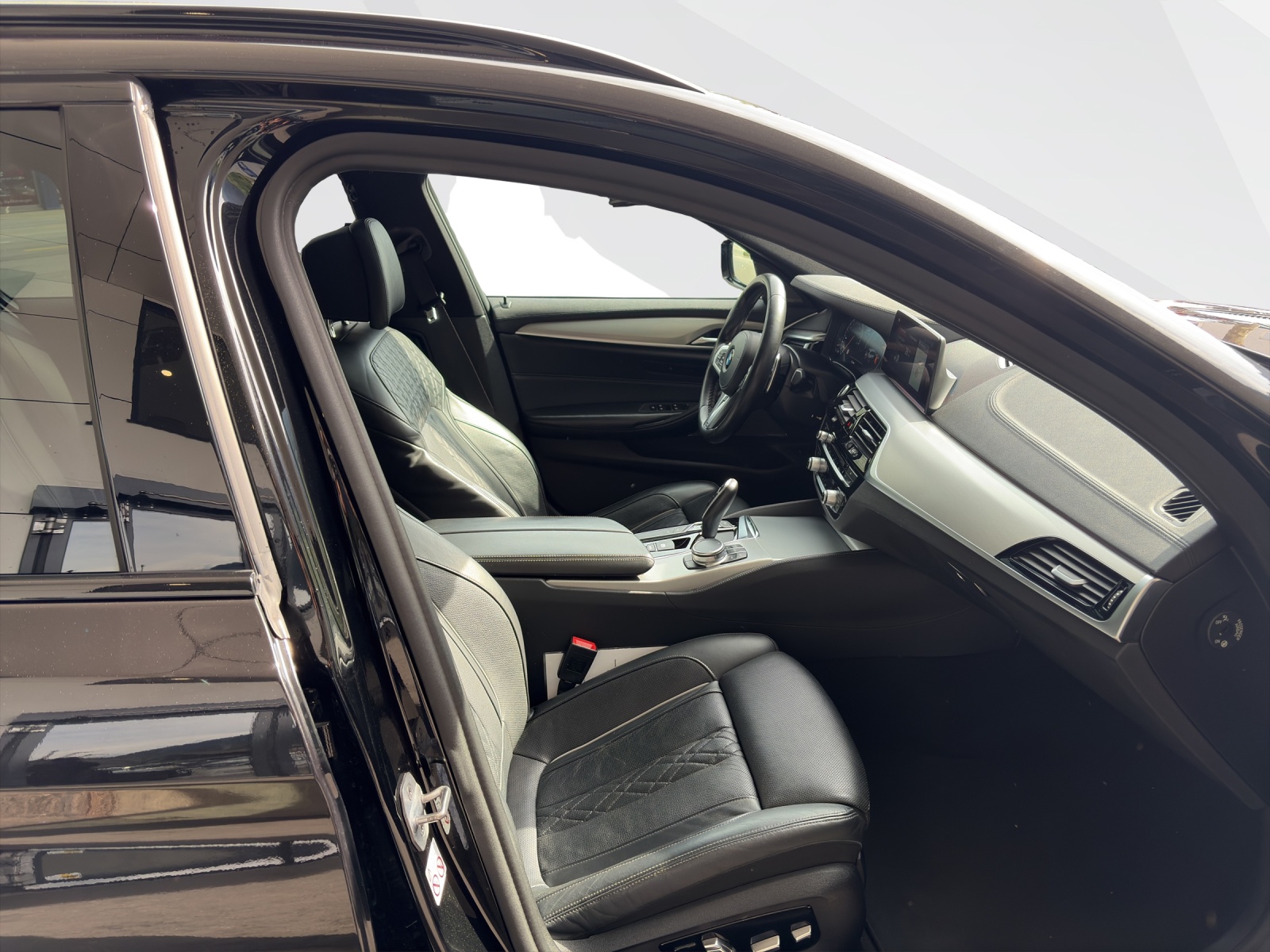BMW 540i xDrive Touring-image-16