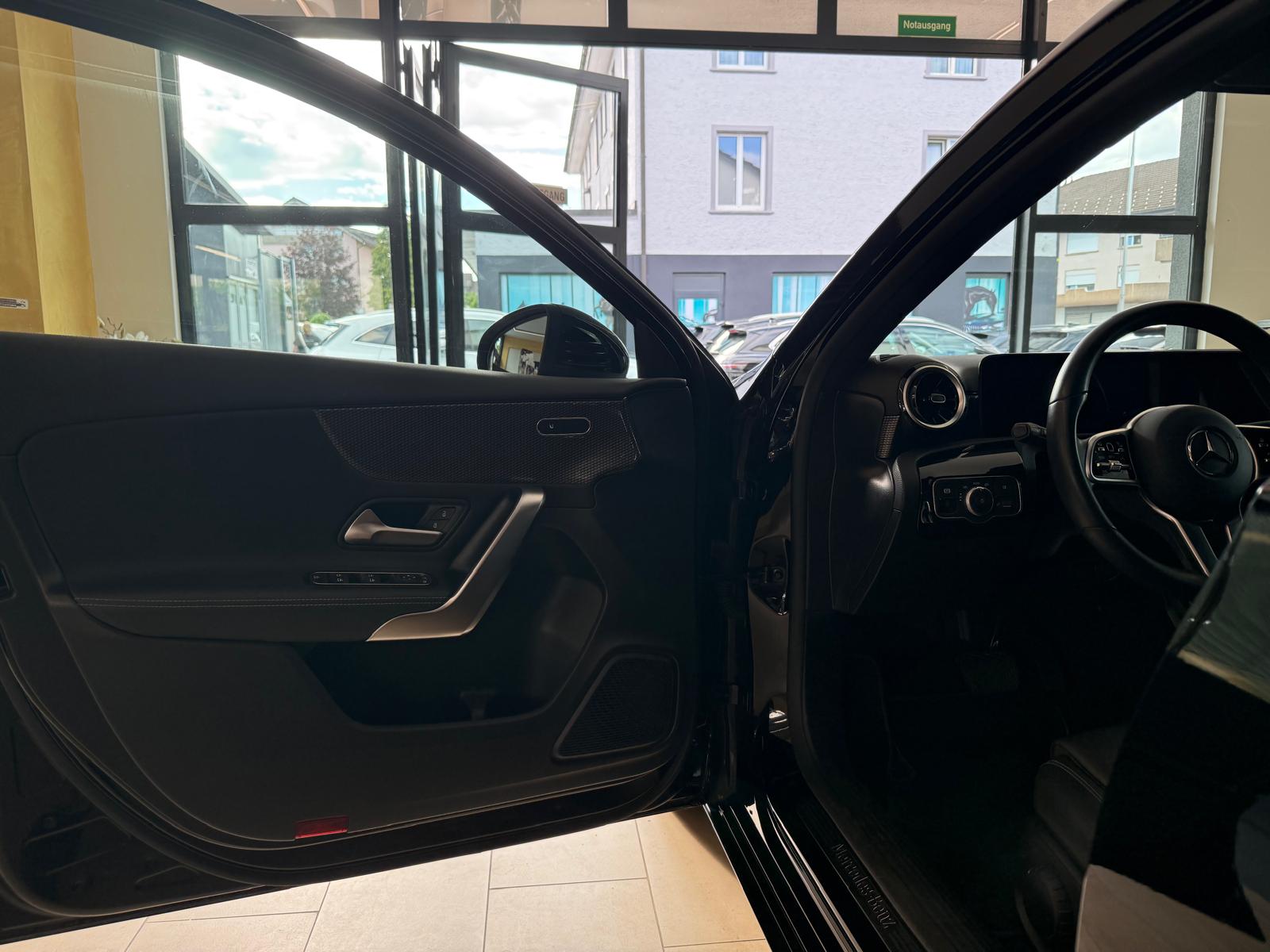 MERCEDES-BENZ A 200 Progressive 7G-DCT-image-14