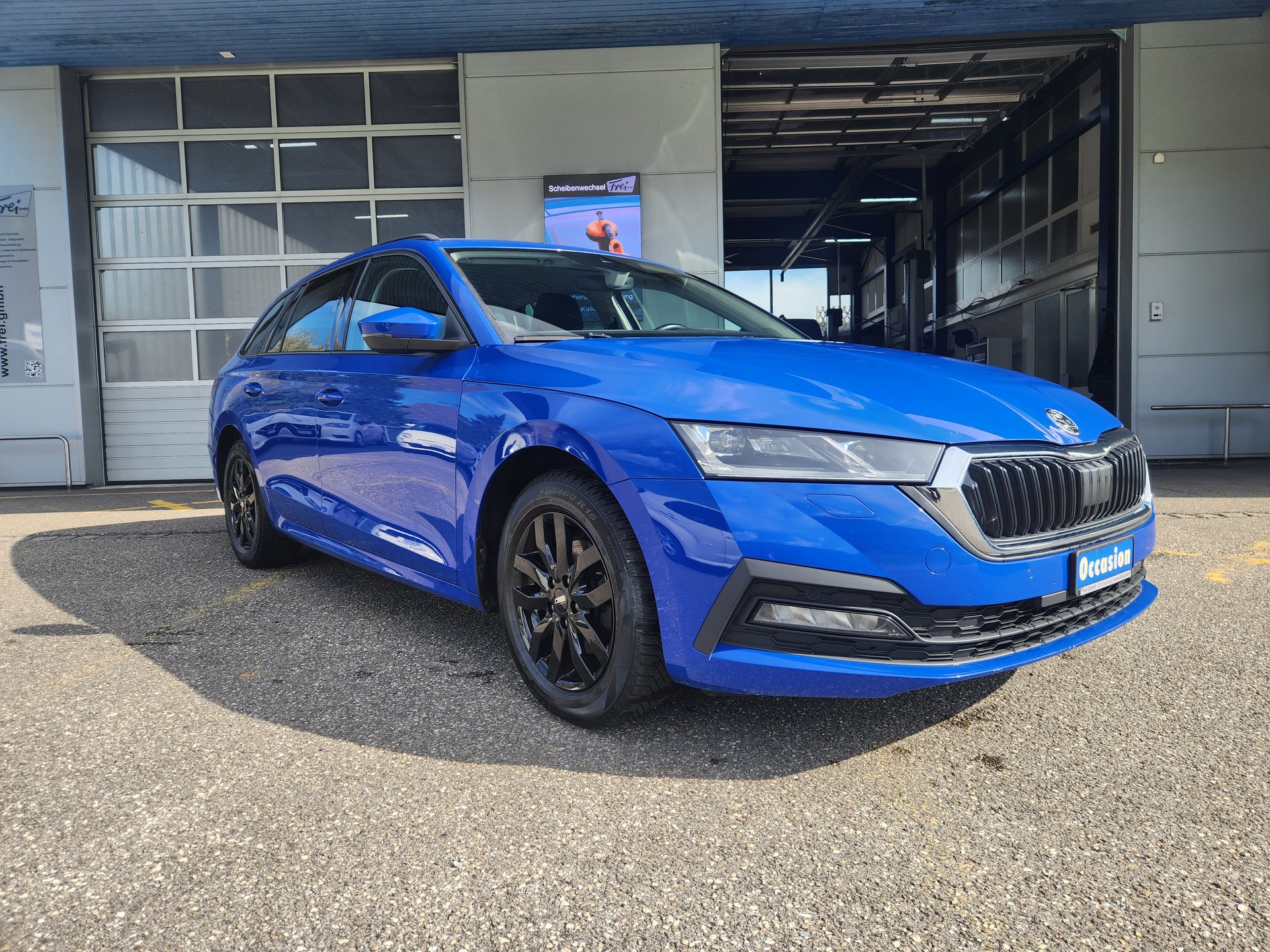 SKODA Octavia Combi 2.0 TDI DSG Ambition-image-2