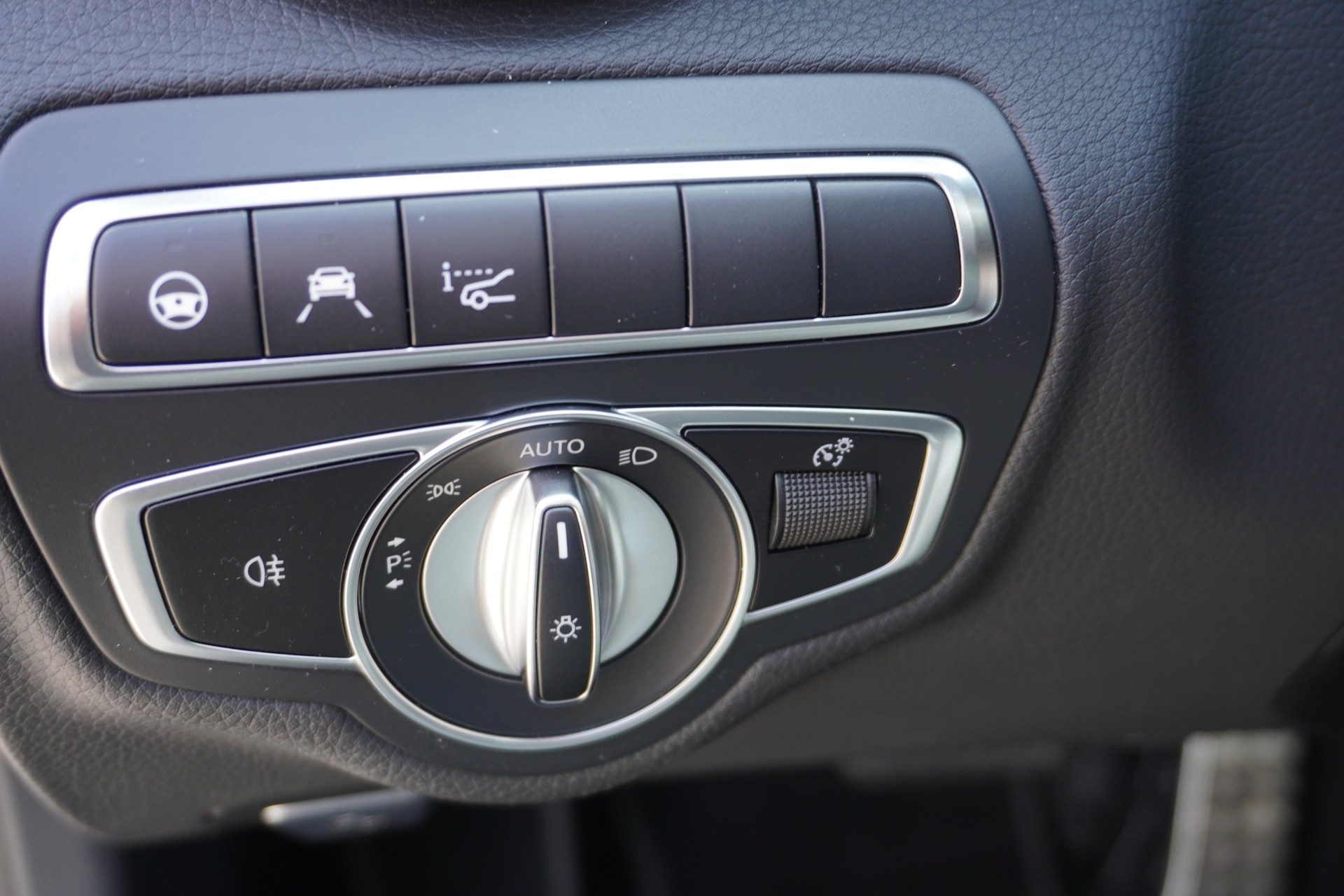 MERCEDES-BENZ C 220 d Swiss Star AMG Line 4M 9G-Tronic-image-19