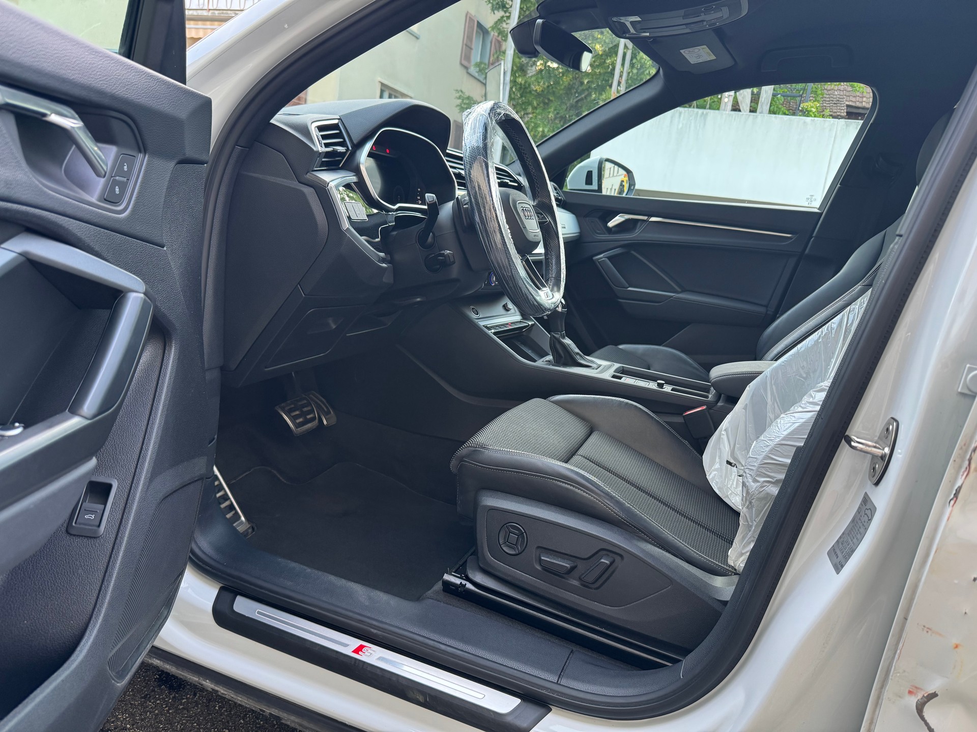 AUDI Q3 Sportback 40 TDI S line quattro S-tronic-image-11
