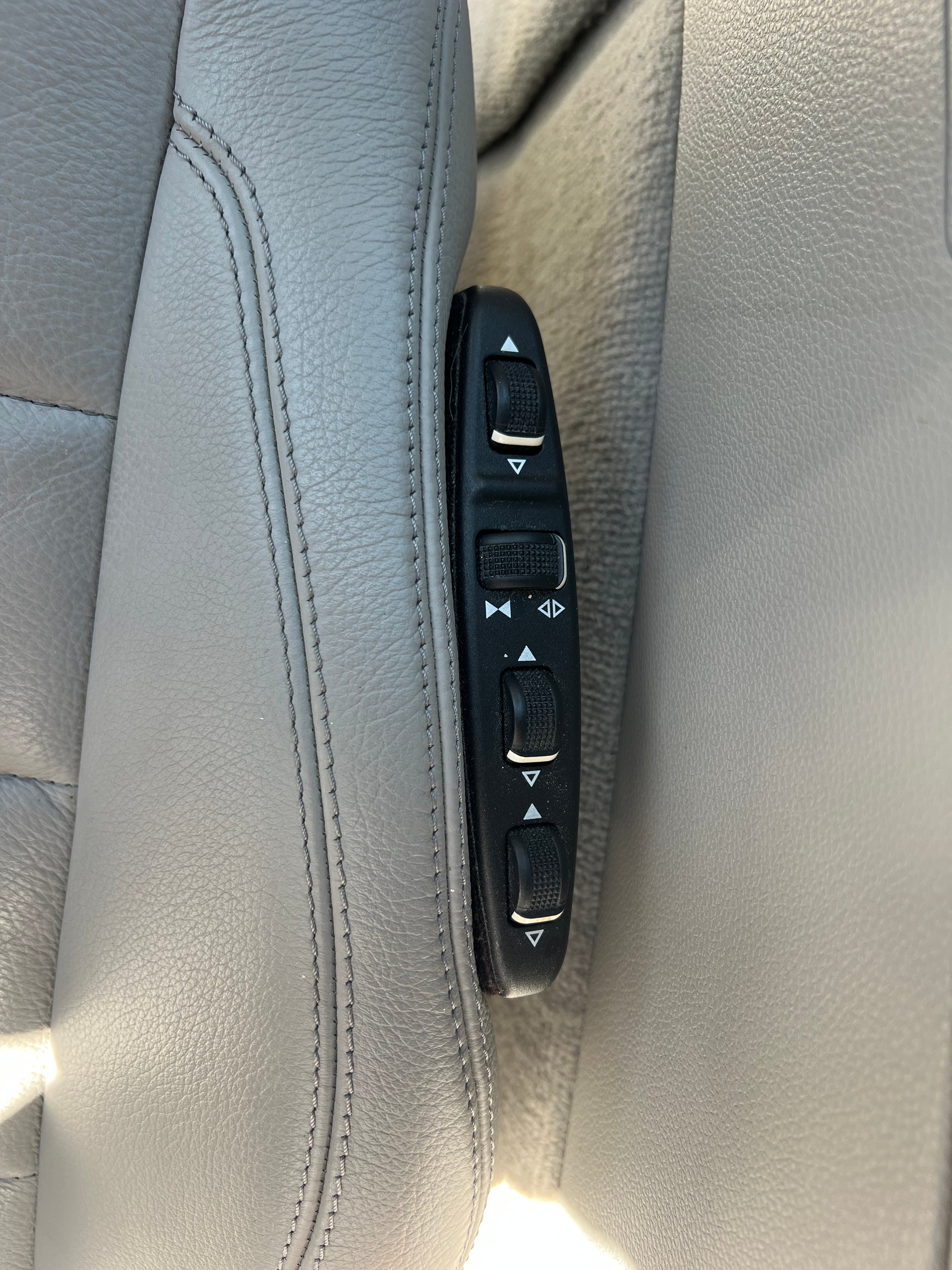 MERCEDES-BENZ E 250 CGI BlueEfficiency Automatic-image-11