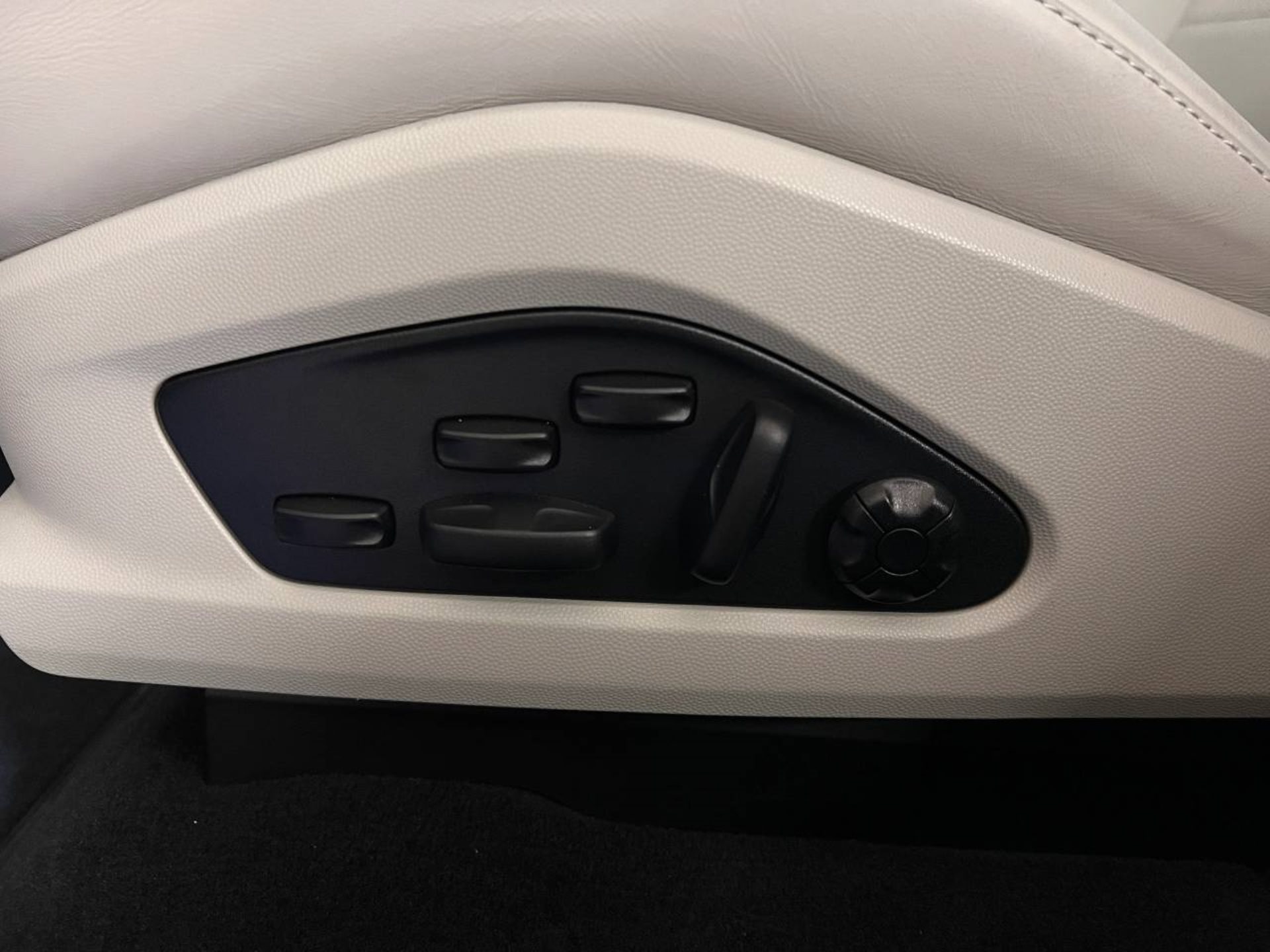 PORSCHE Macan 4-image-23