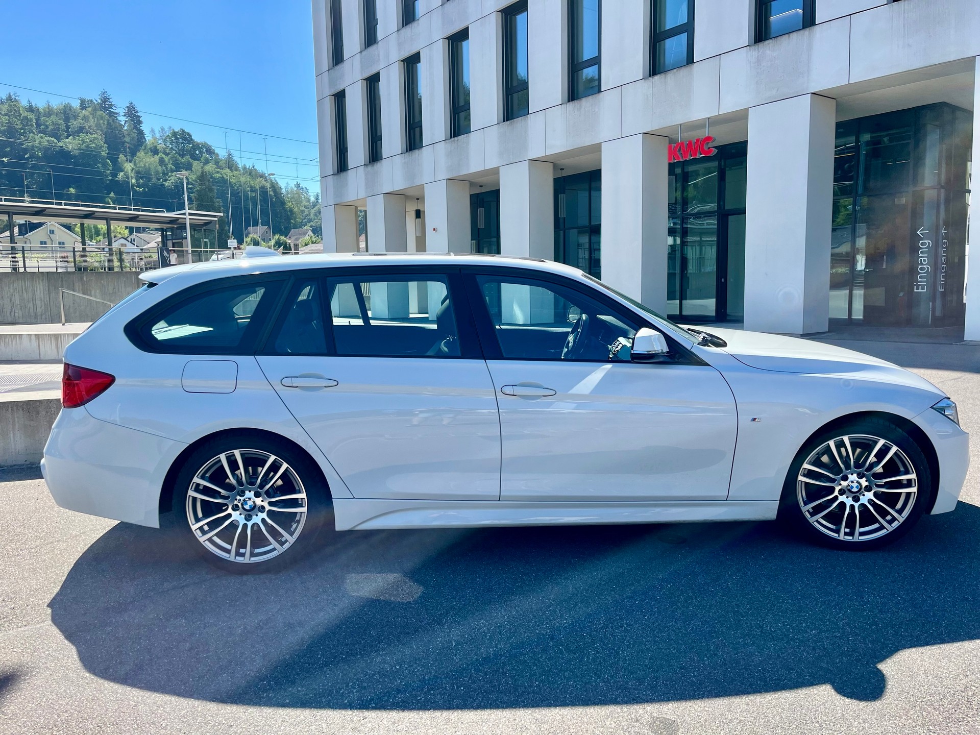 BMW 328i-image-1