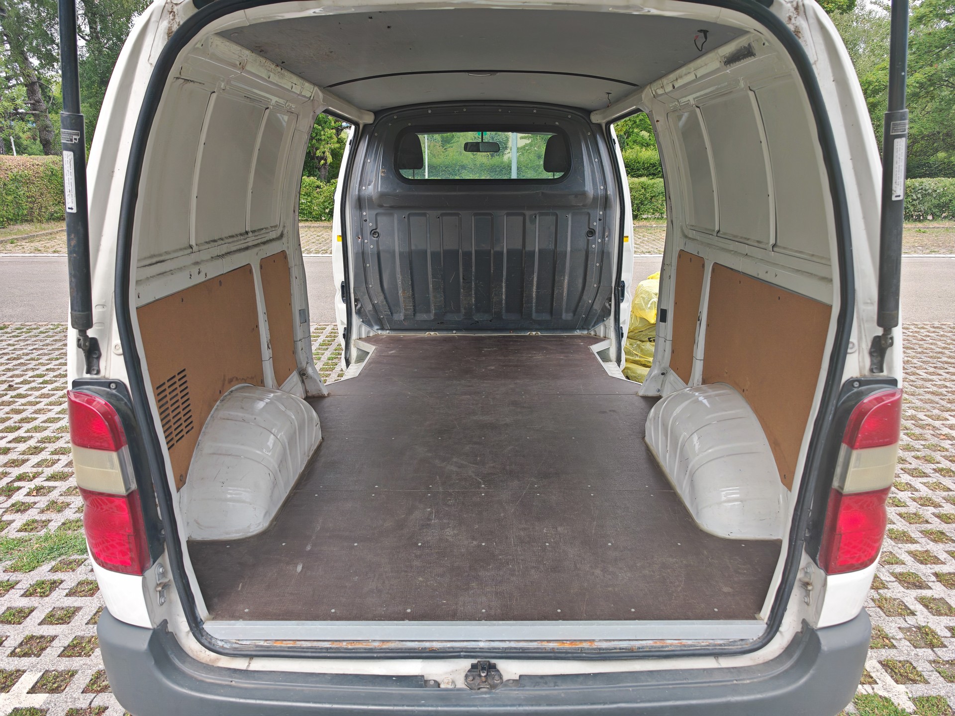 TOYOTA 2.5 D-4D 4x4 LWB-image-13