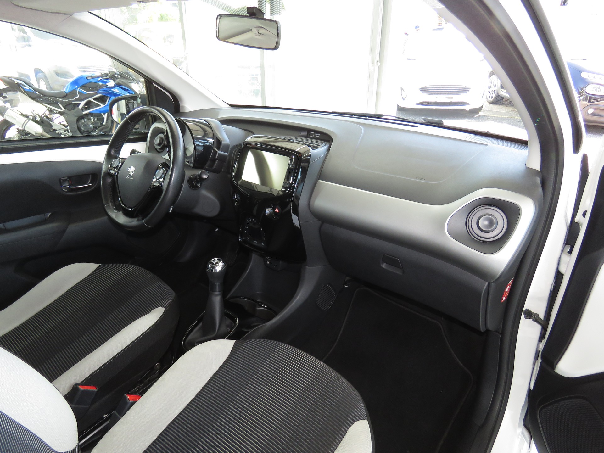 PEUGEOT 108 1.2 VTi Allure Top-image-10