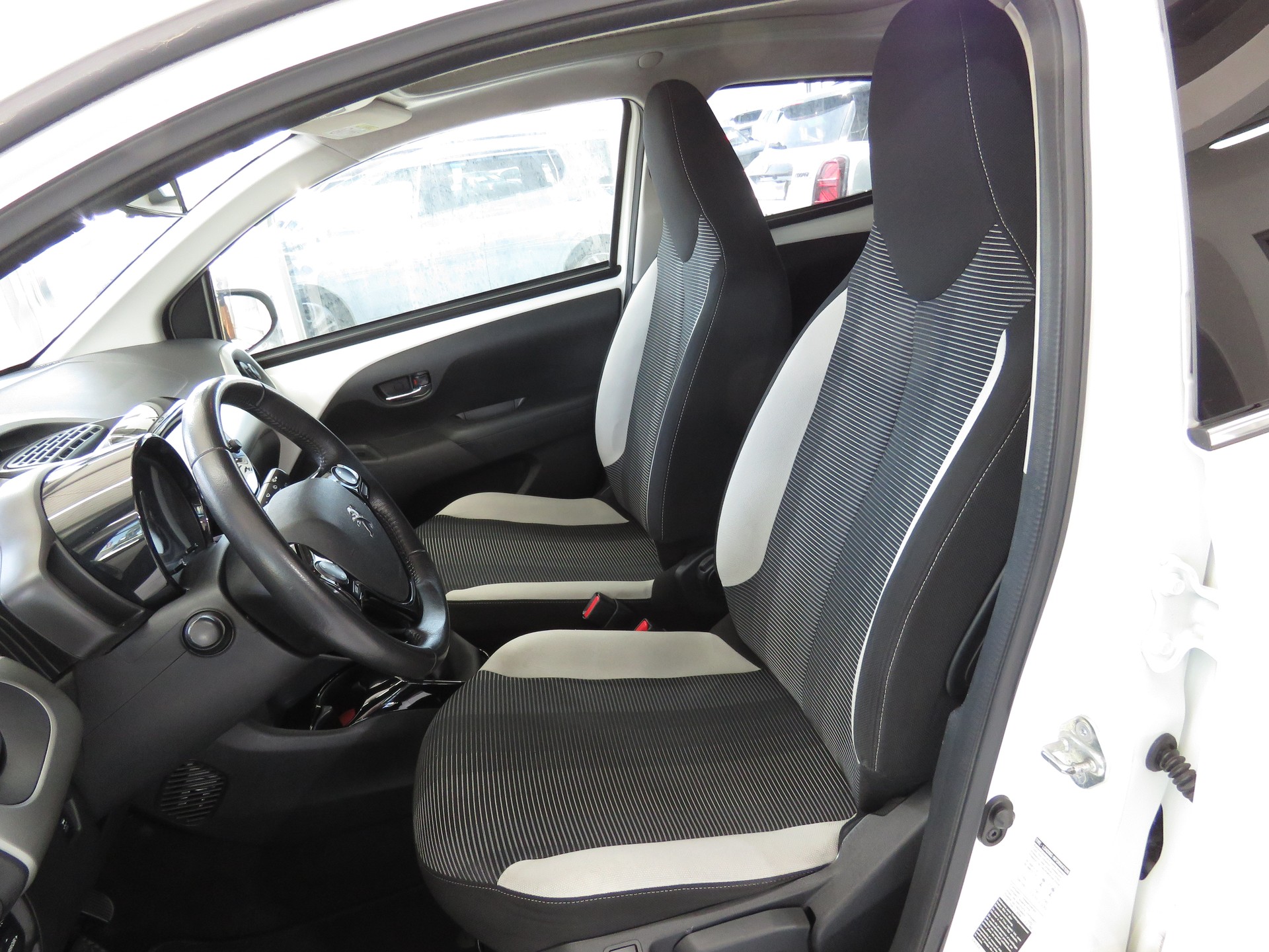 PEUGEOT 108 1.2 VTi Allure Top-image-7