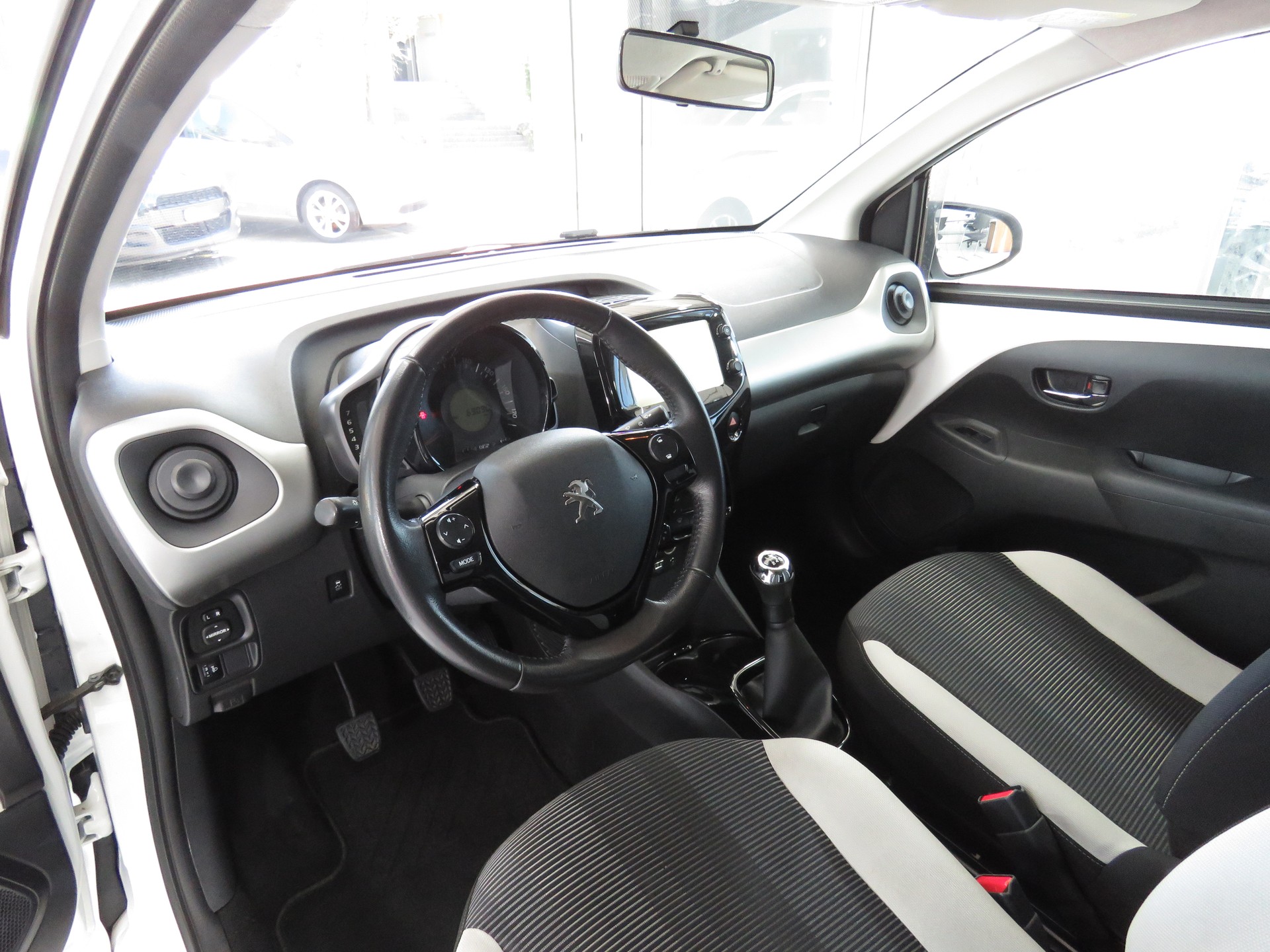 PEUGEOT 108 1.2 VTi Allure Top-image-6