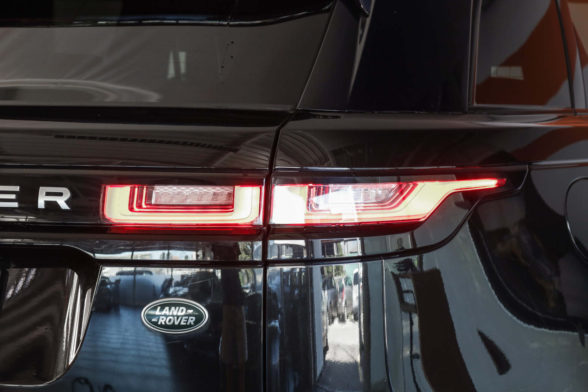 LAND ROVER Range Rover Velar R-Dynamic P 250 SE Automatic-image-10