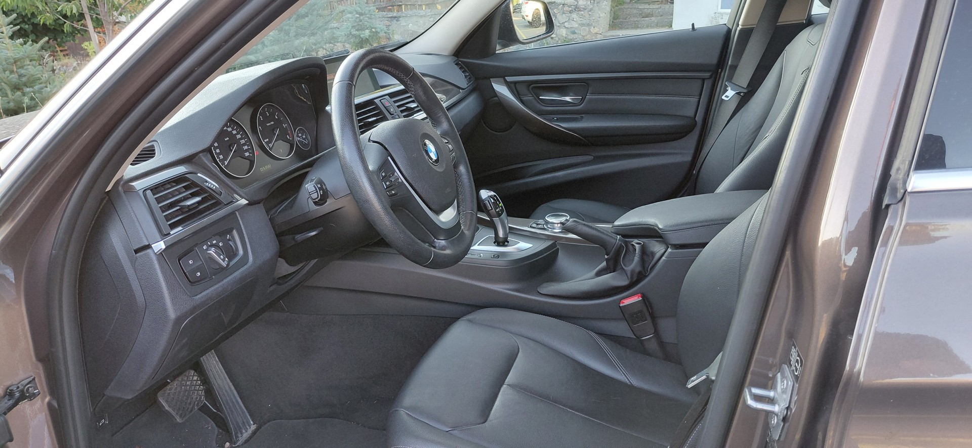 BMW BMW 320d xDrive-image-8