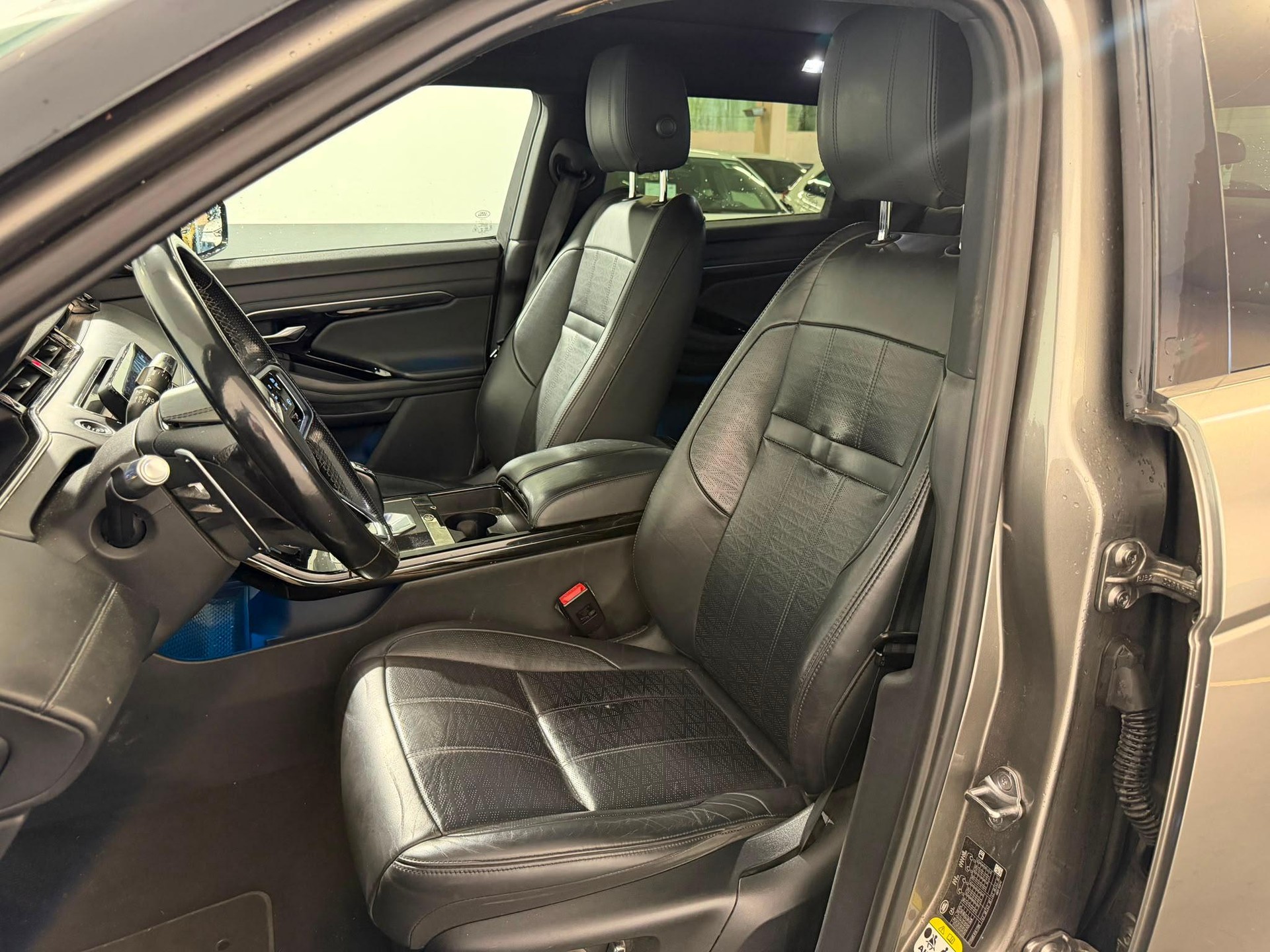 LAND ROVER Range Rover Evoque 2.0 T 250 R-Dynamic HSE-image-2