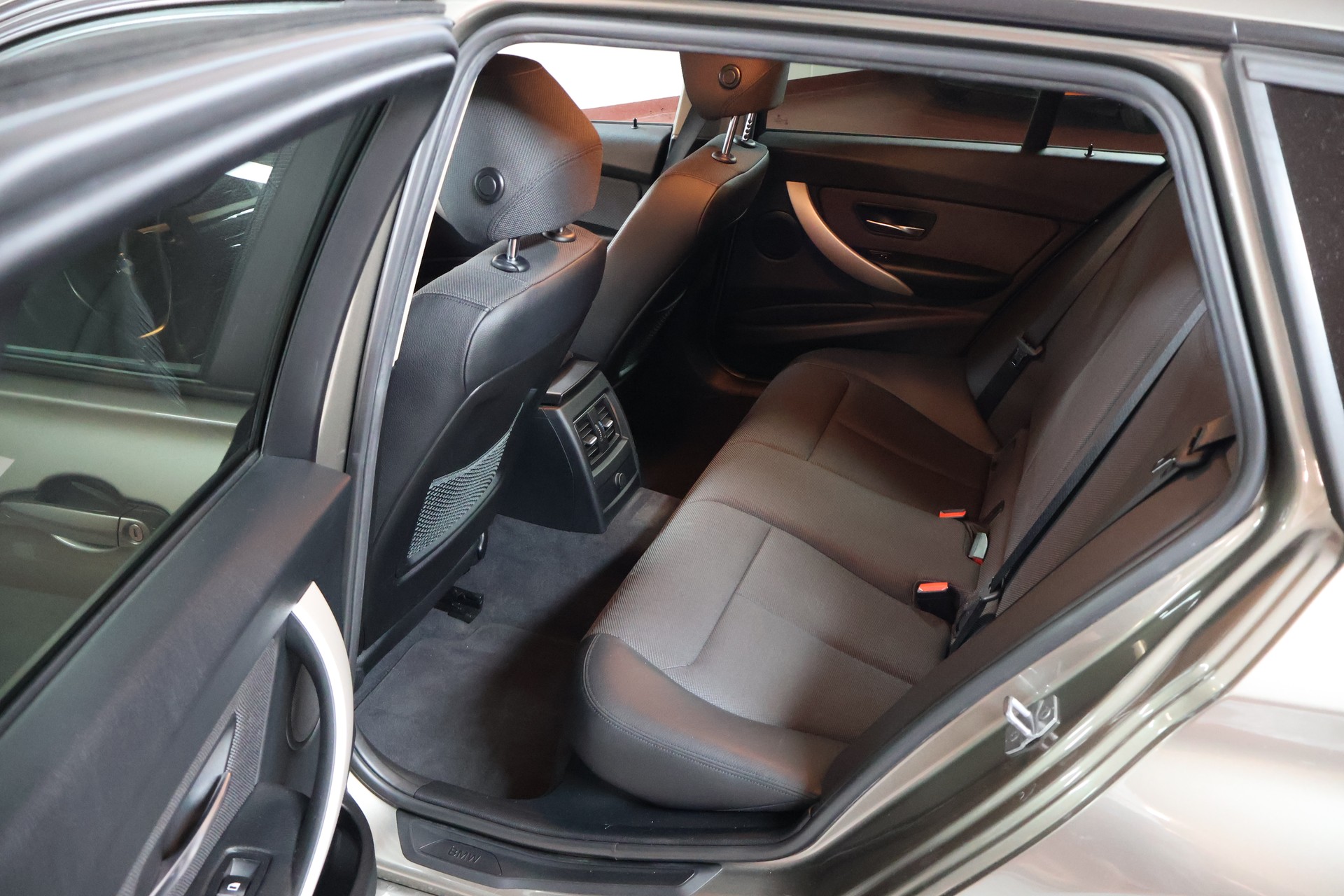 BMW 320d Touring-image-12