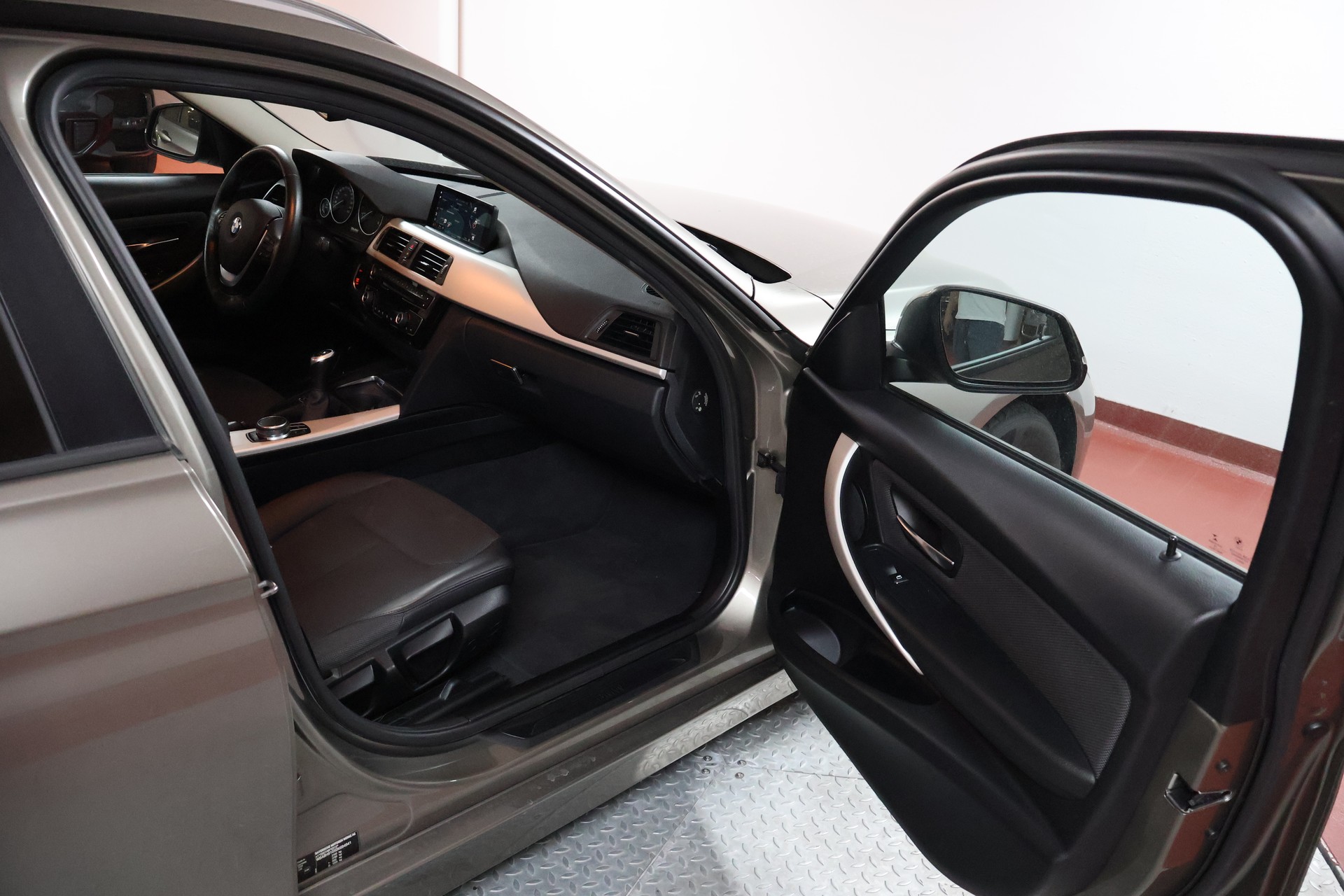 BMW 320d Touring-image-10