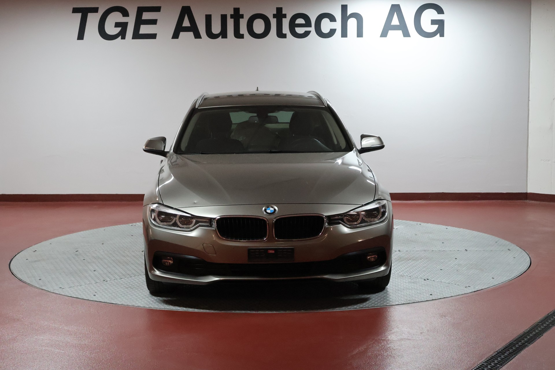 BMW 320d Touring-showroom-element-1