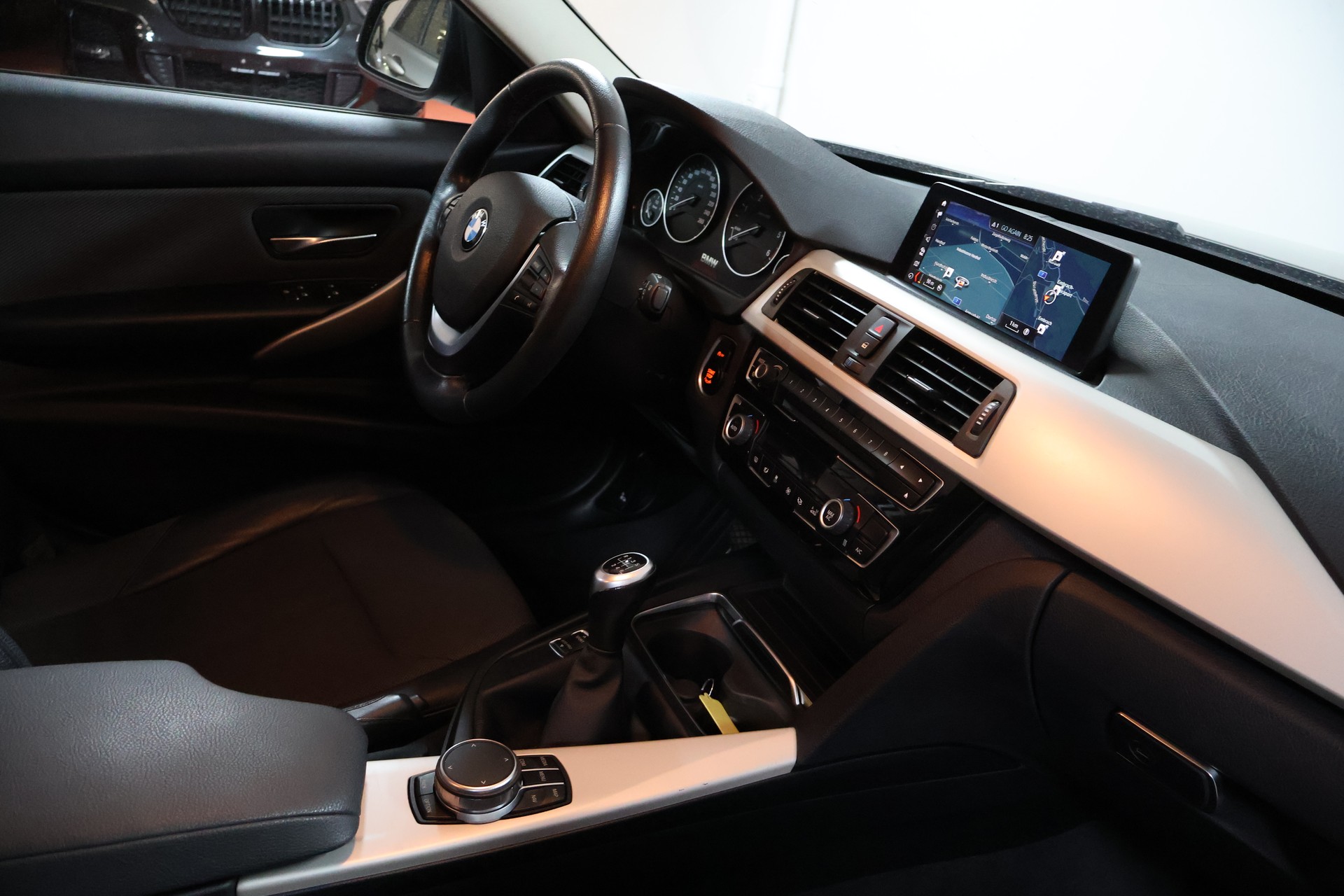 BMW 320d Touring-image-7