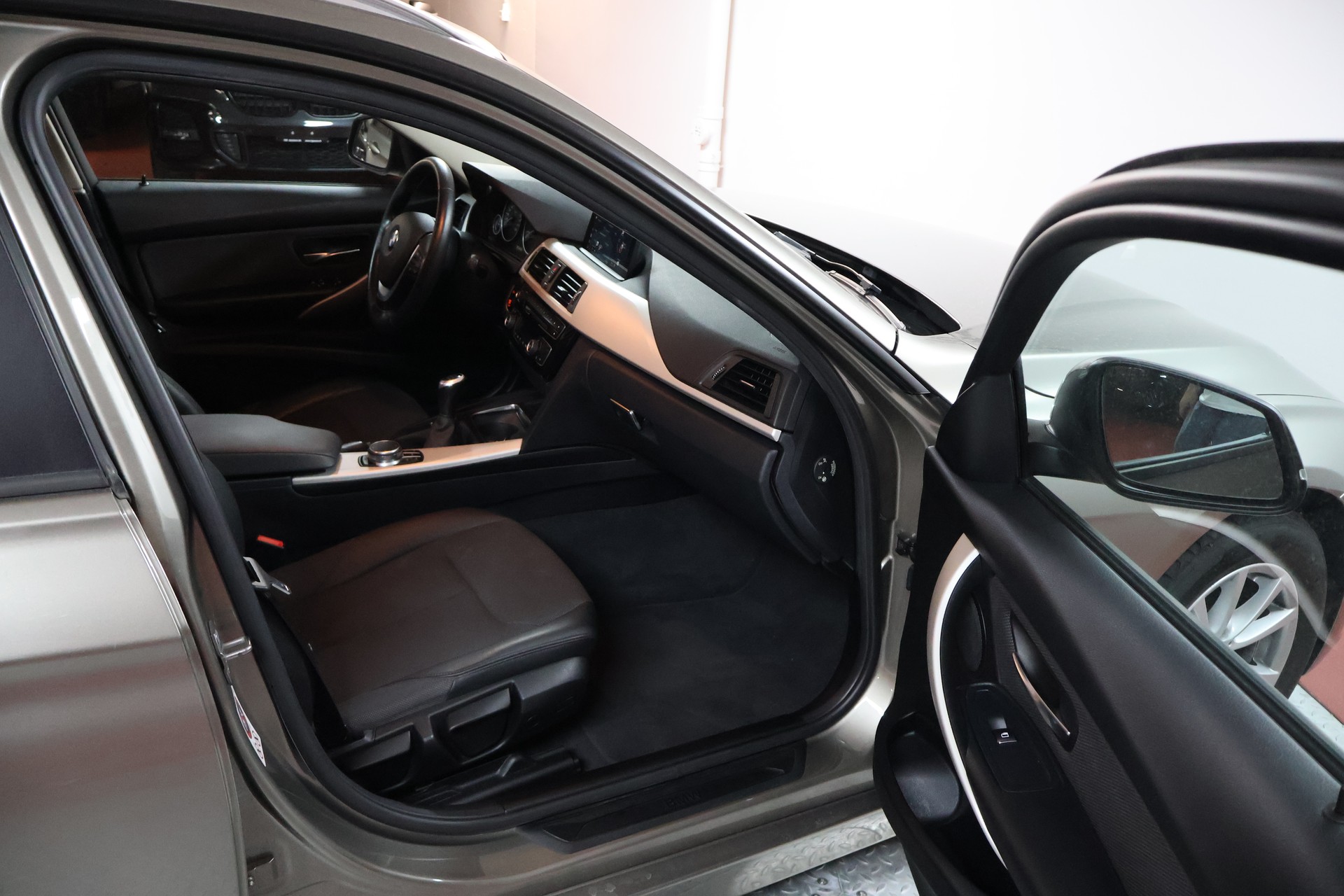 BMW 320d Touring-image-9